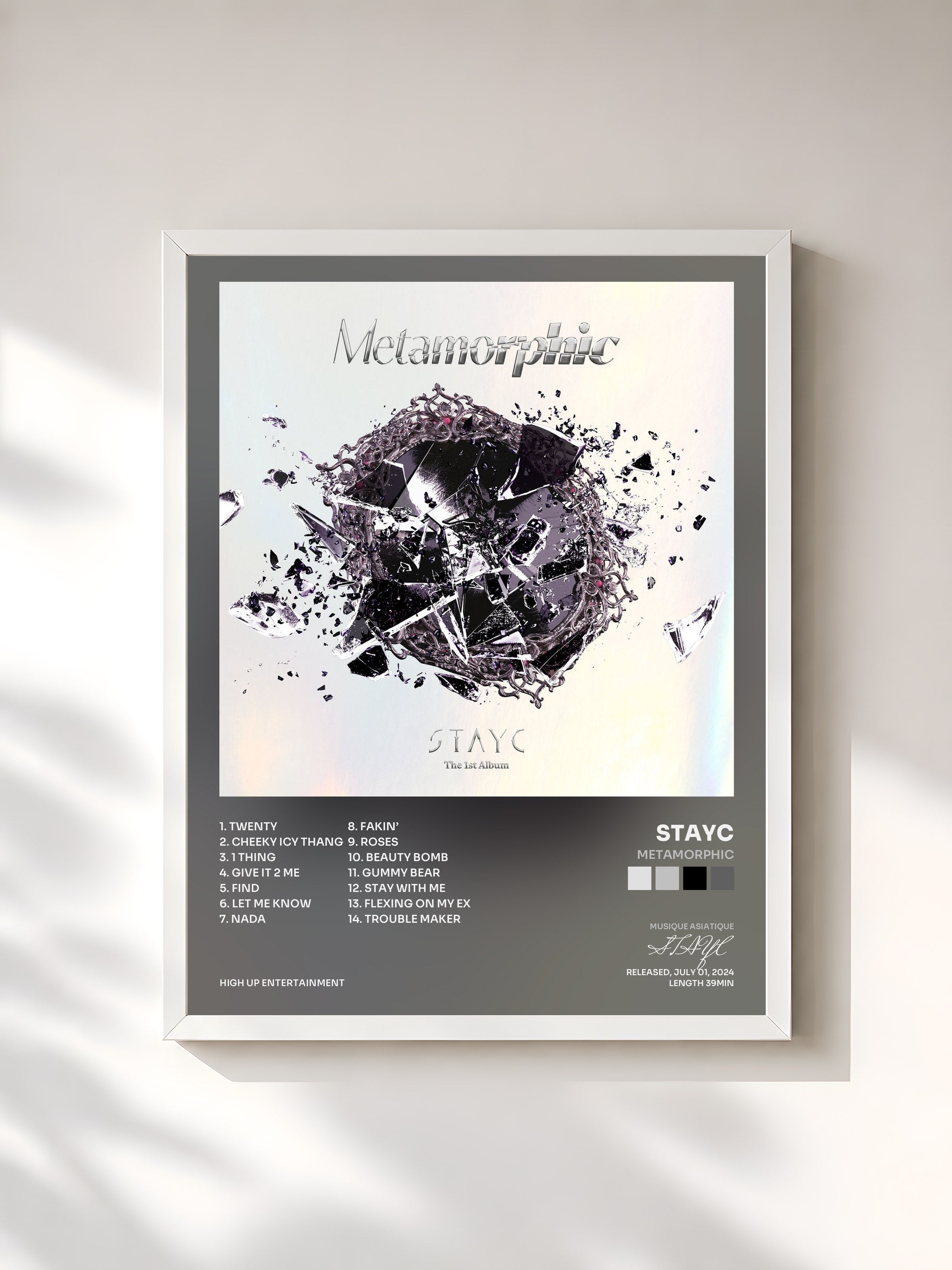 #blanc Tableau de l'album Metamorphic de STAYC, cadre blanc, imprimé et encadré en France