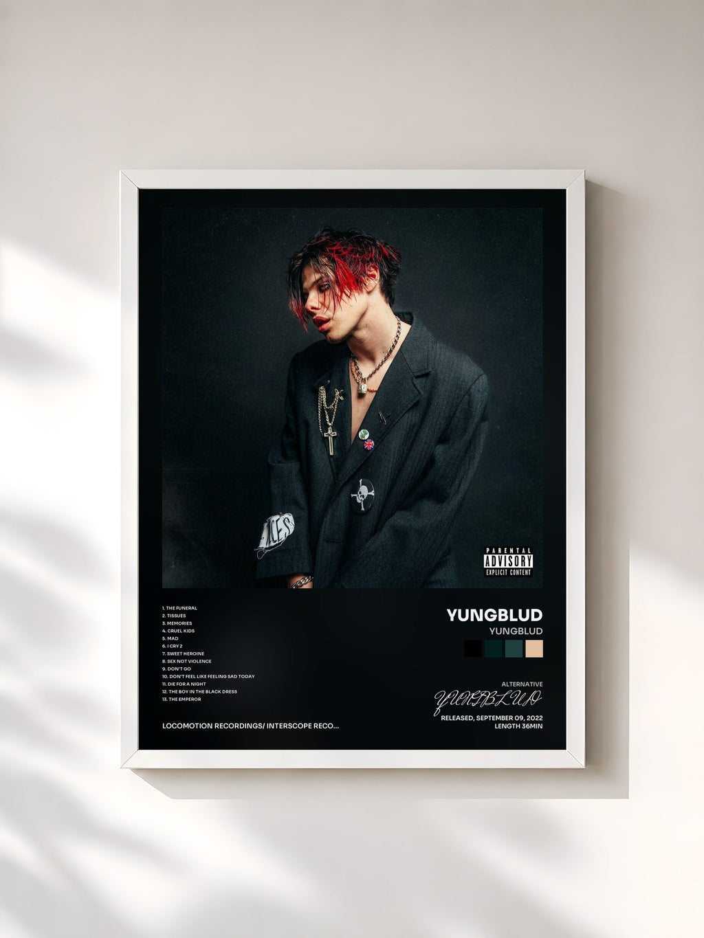 #blanc YUNGBLUD de YUNGBLUD en lámina enmarcada, marco blanco, impresa y enmarcada en Francia