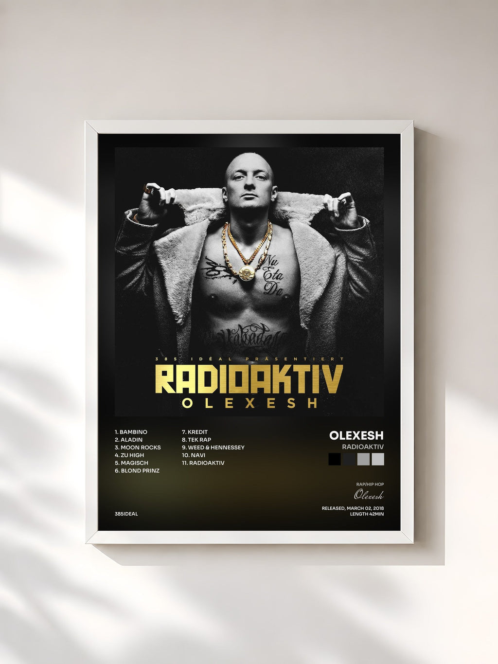 #blanc Radioaktiv di Olexesh in stampa incorniciata, cornice bianca, stampata e incorniciata in Francia