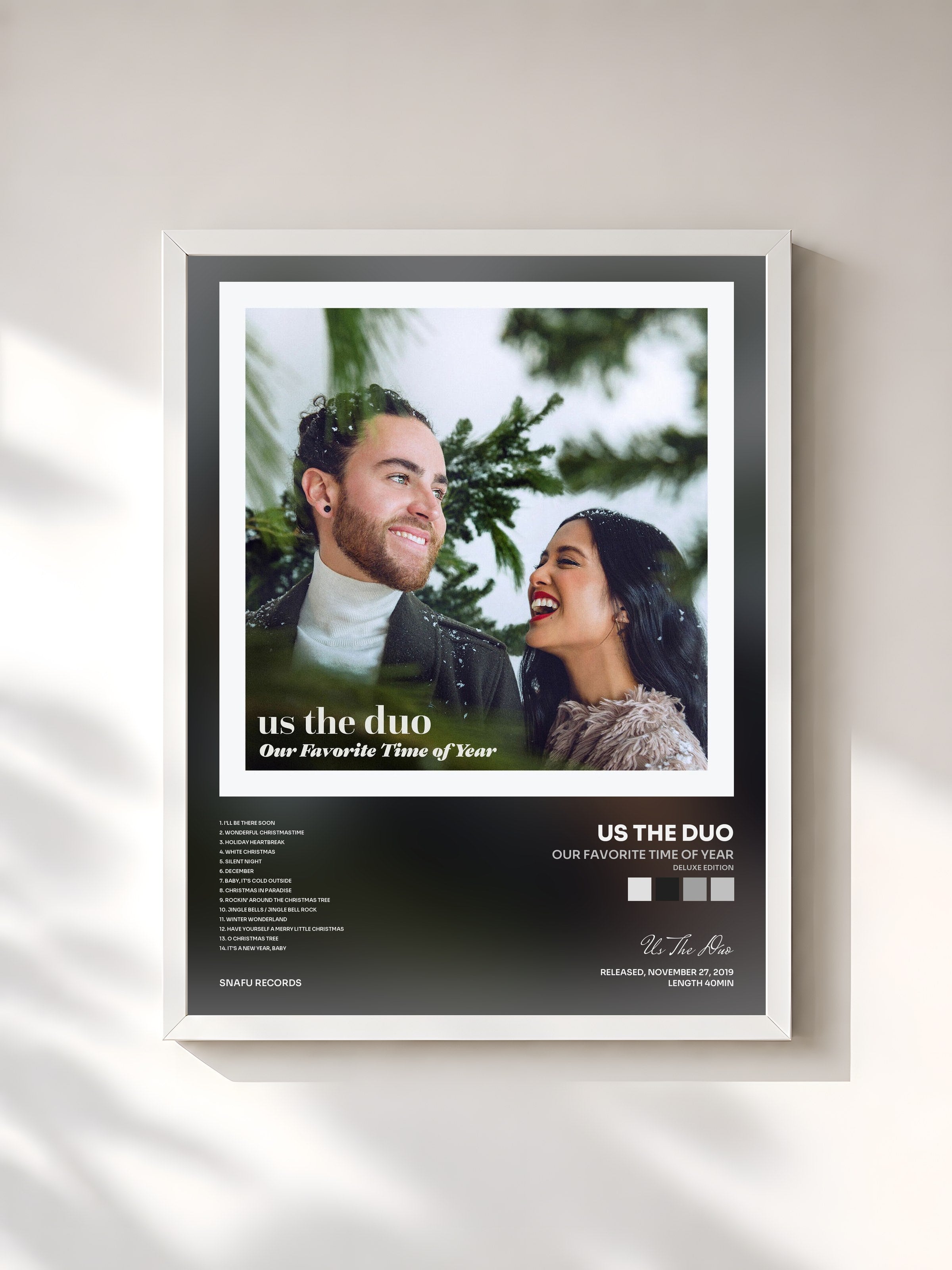 #blanc Tableau de l'album Our Favorite Time of Year (Deluxe Edition) de Us The Duo, cadre blanc, imprimé et encadré en France