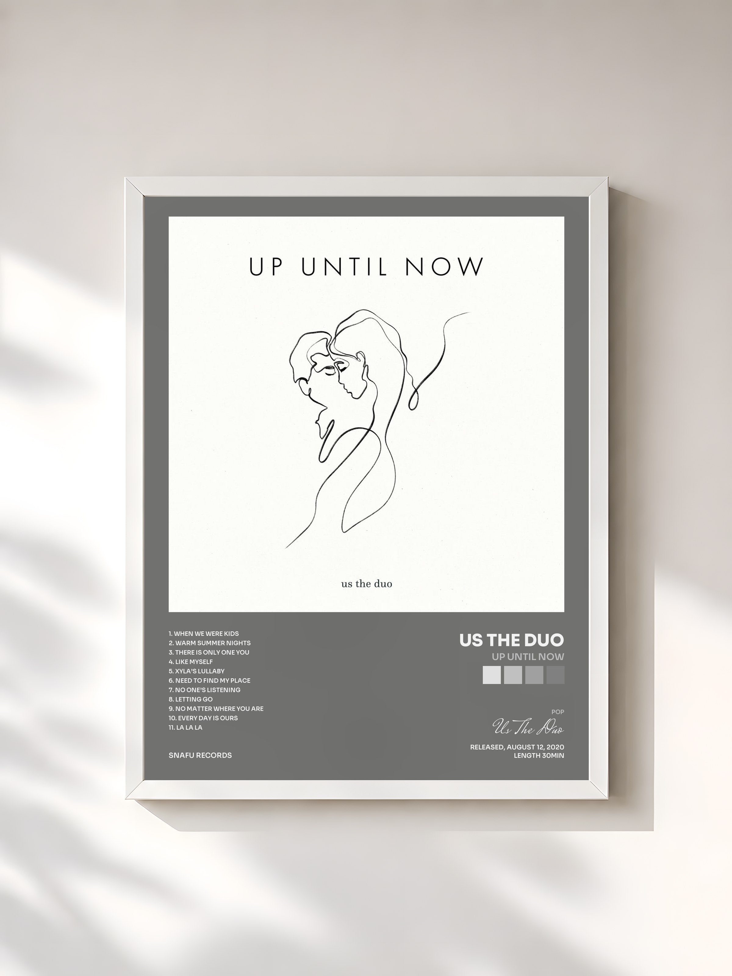 #blanc Tableau de l'album Up Until Now de Us The Duo, cadre blanc, imprimé et encadré en France