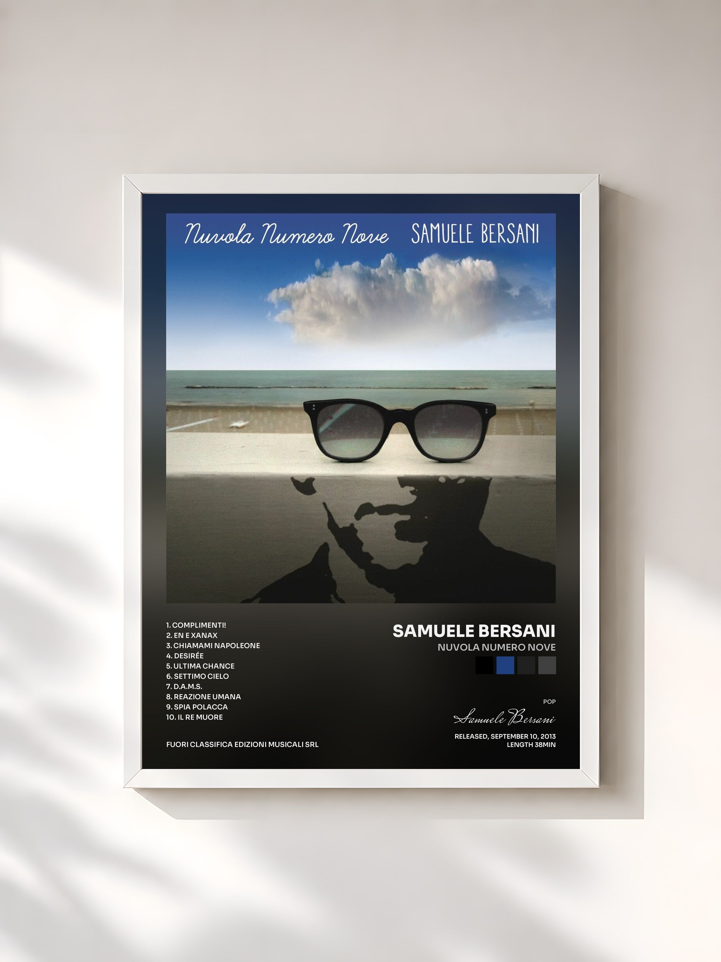 #blanc Tableau de l'album Nuvola Numero Nove de Samuele Bersani, cadre blanc, imprimé et encadré en France