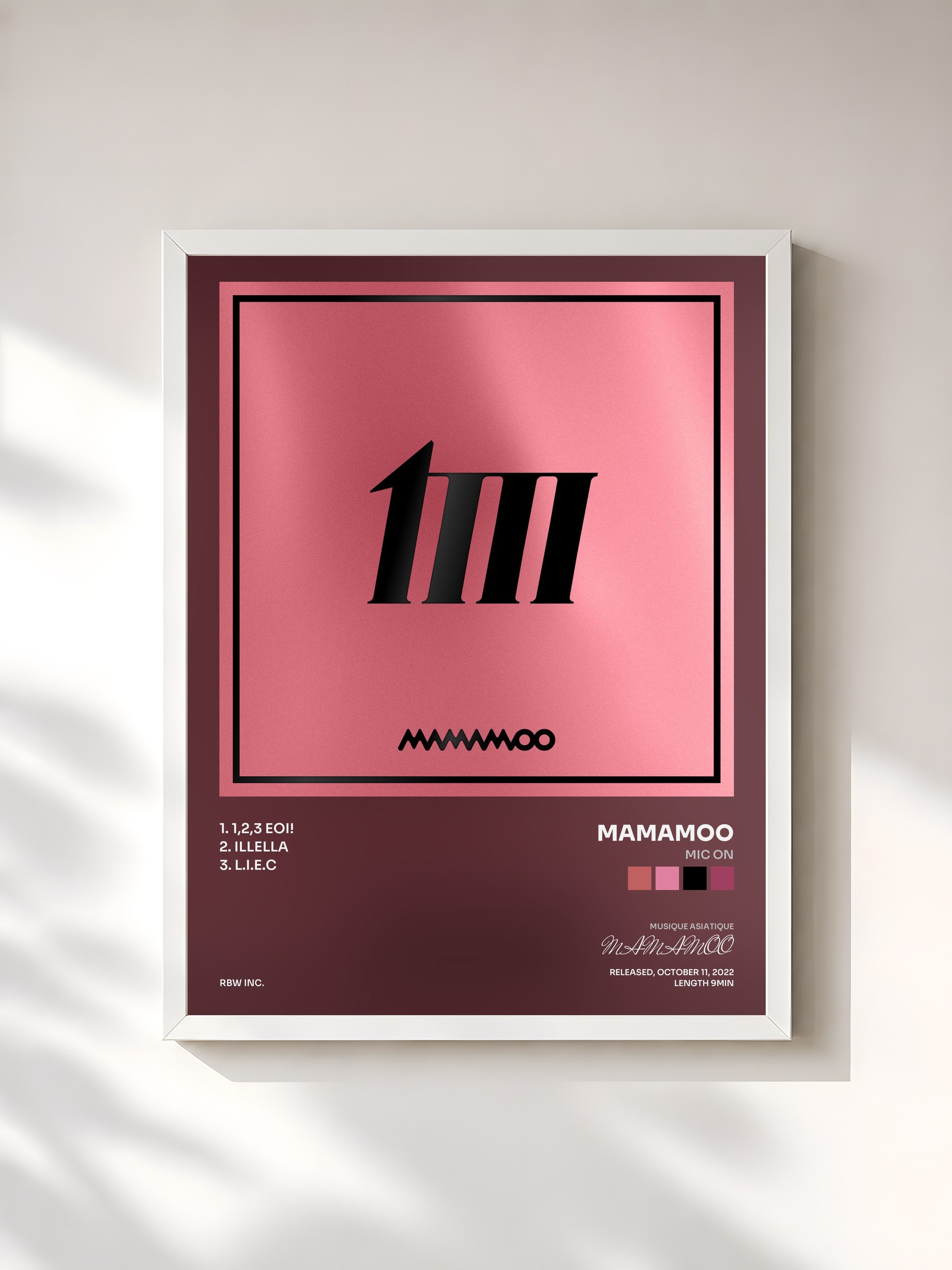 #blanc Tableau de l'album MIC ON de MAMAMOO, cadre blanc, imprimé et encadré en France