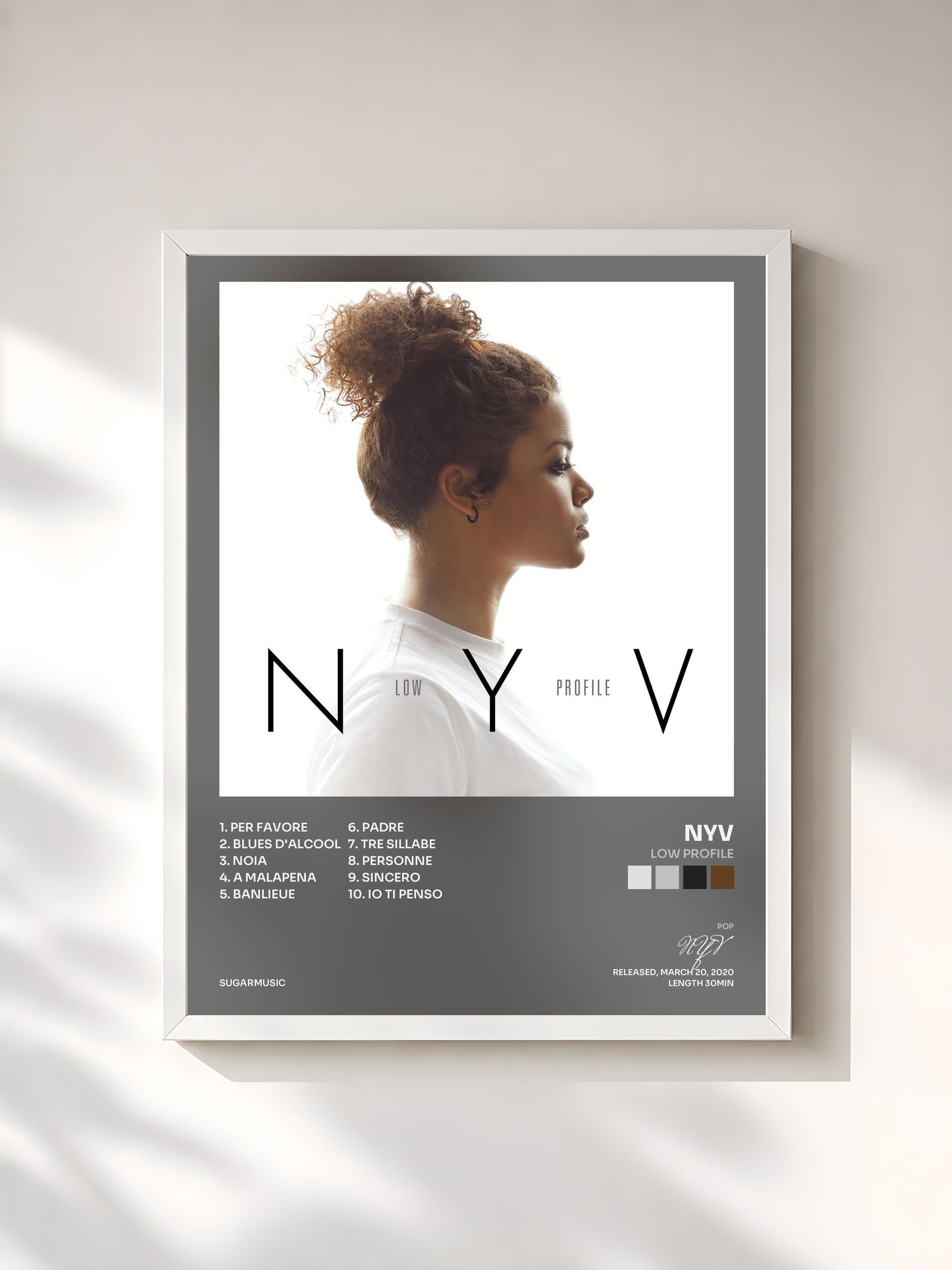 #blanc Tableau de l'album Low Profile de NYV, cadre blanc, imprimé et encadré en France