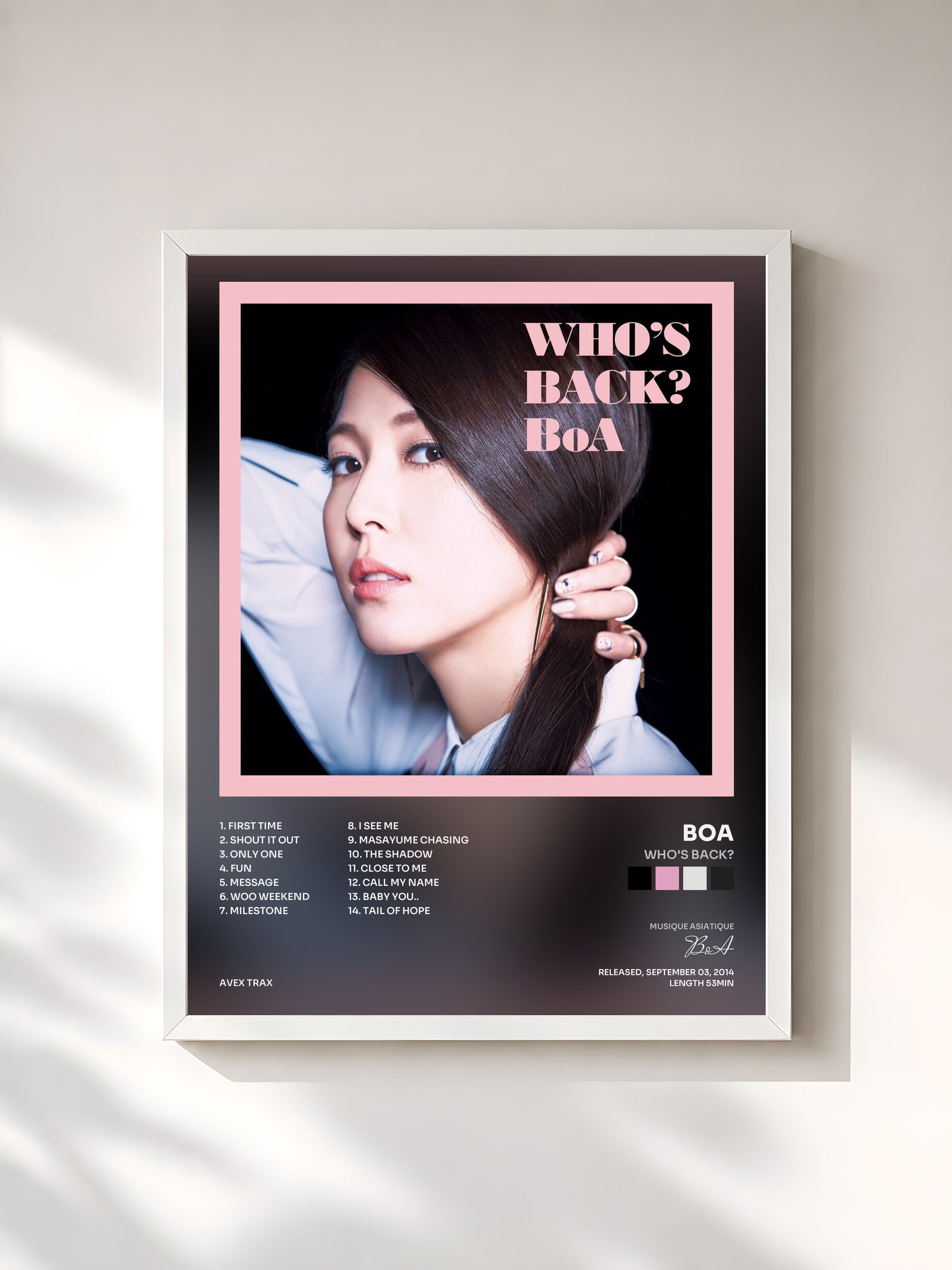 #blanc Tableau de l'album WHO'S BACK? de BoA, cadre blanc, imprimé et encadré en France