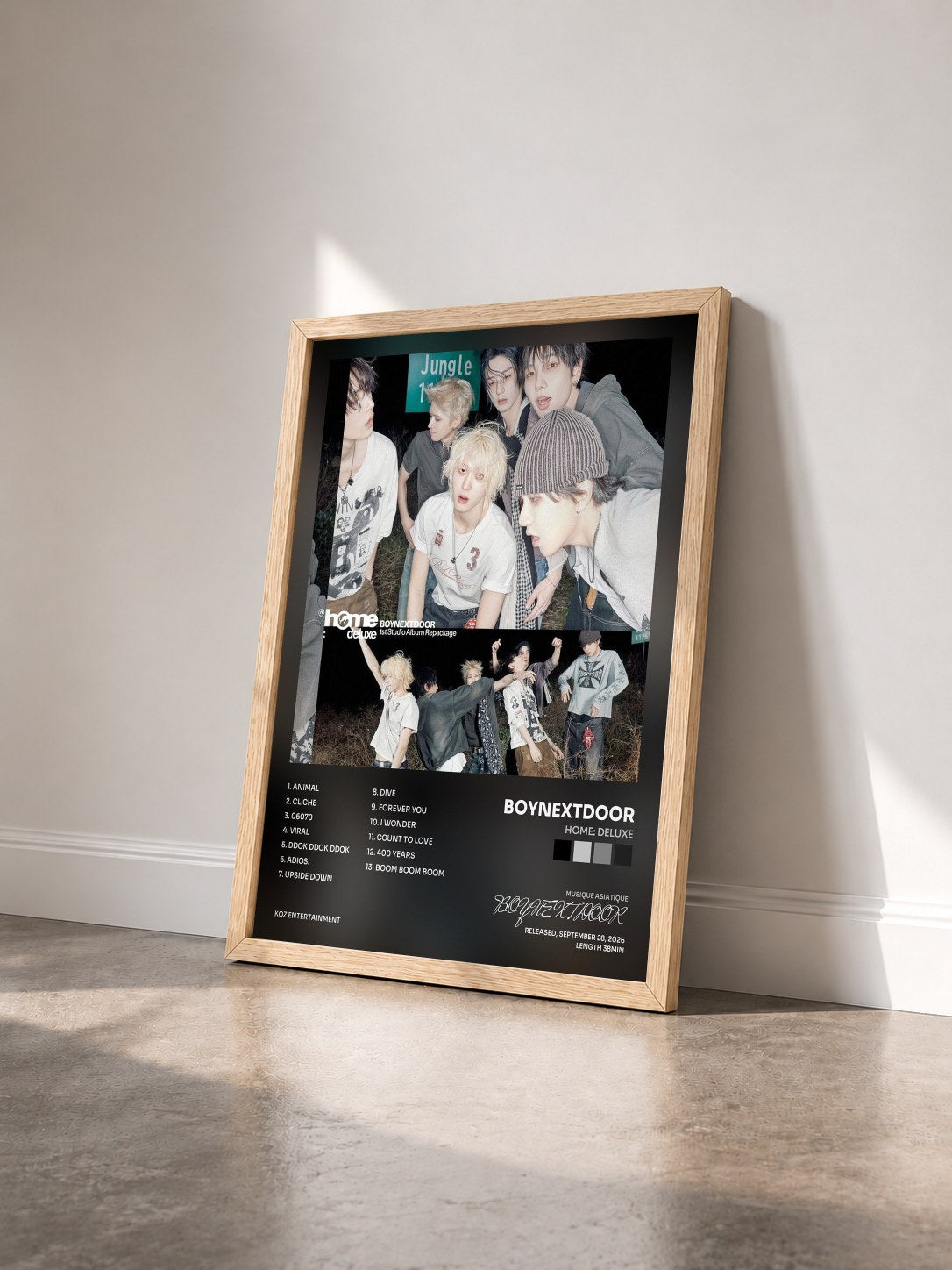 #bois Tableau de l'album HOME: DELUXE de BOYNEXTDOOR vu de trois quarts, cadre en bois brut