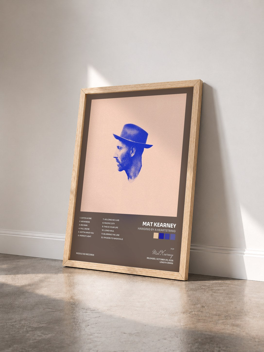 #bois Tableau de l'album Hanging by a Heartstring de Mat Kearney vu de trois quarts, cadre en bois brut