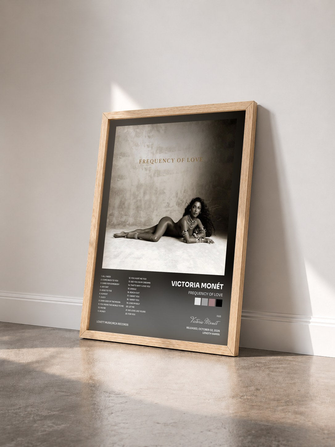 #bois Tableau de l'album Frequency Of Love de Victoria Monét vu de trois quarts, cadre en bois brut