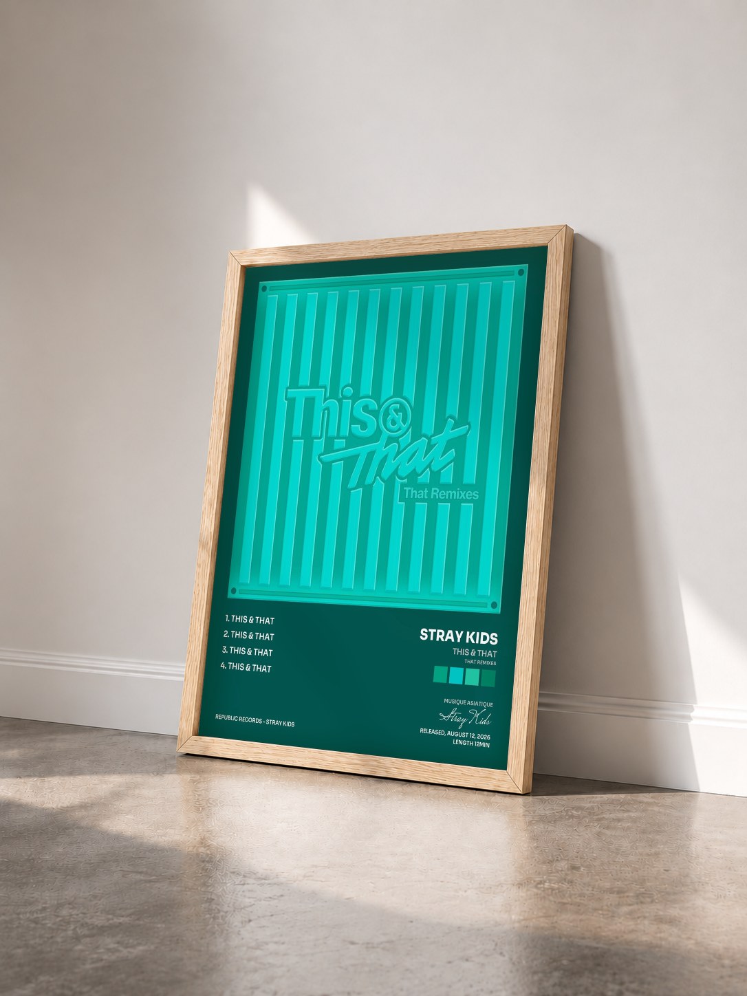 #bois Tableau de l'album This & That (That Remixes) de Stray Kids vu de trois quarts, cadre en bois brut