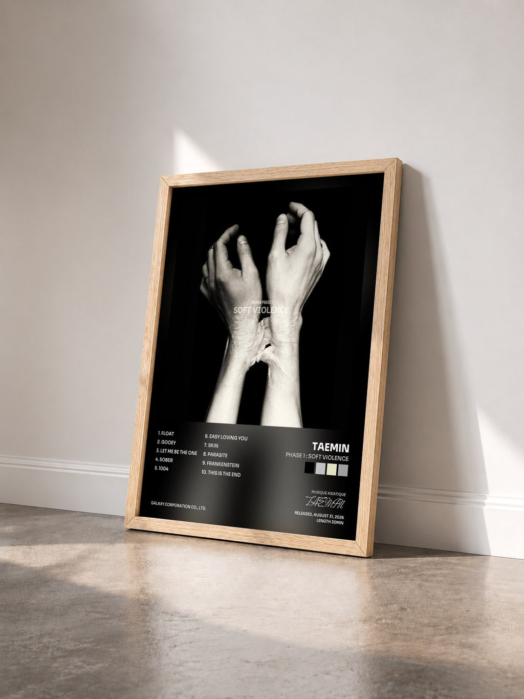 #bois Tableau de l'album PHASE 1 : Soft Violence de TAEMIN vu de trois quarts, cadre en bois brut