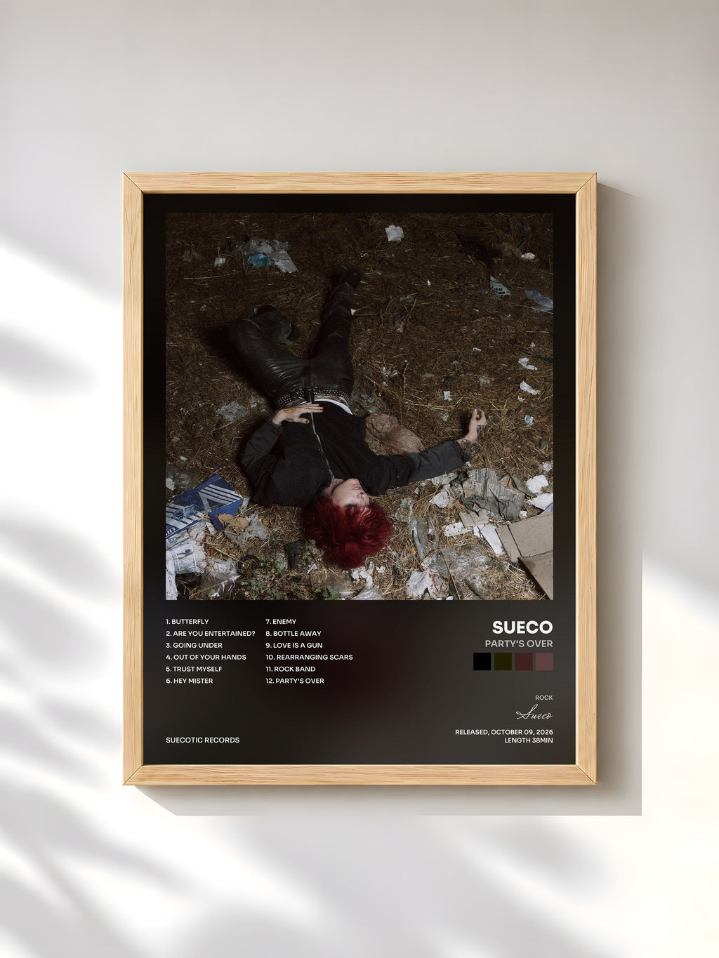 #bois Tableau de l'album PARTY'S OVER de Sueco, cadre en bois brut, imprimé et encadré en France