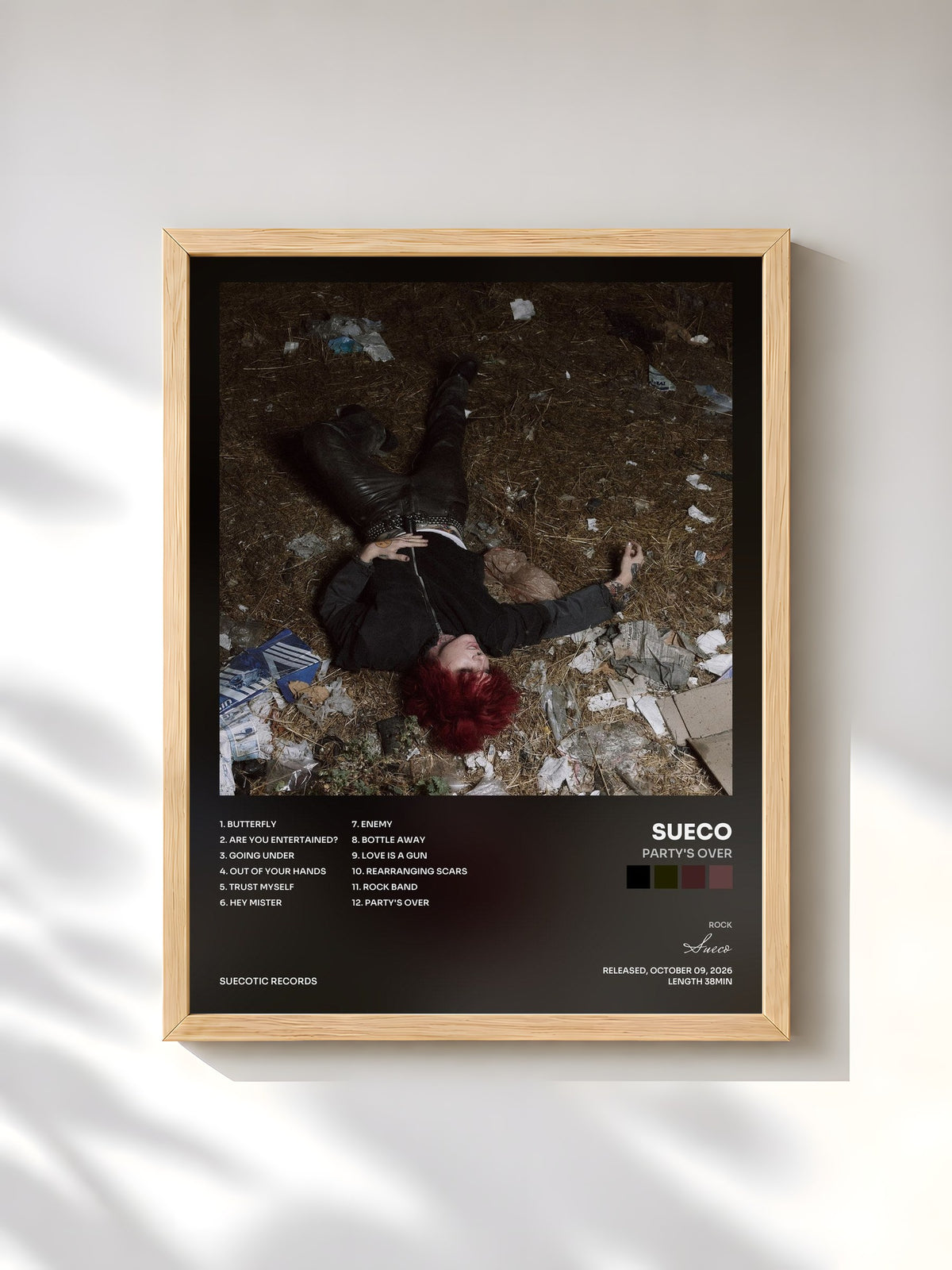 #bois Tableau de l'album PARTY'S OVER de Sueco, cadre en bois brut, imprimé et encadré en France