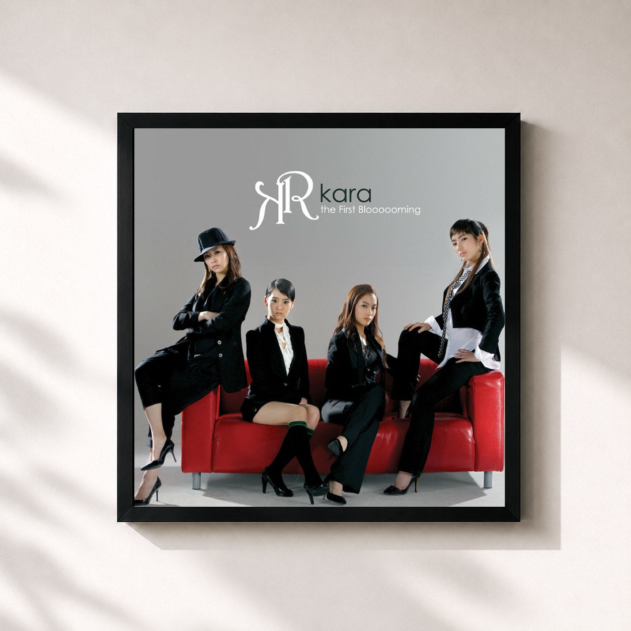 #noir Tableau carré de l'album Blooming de Kara, cadre noir 32x32 cm