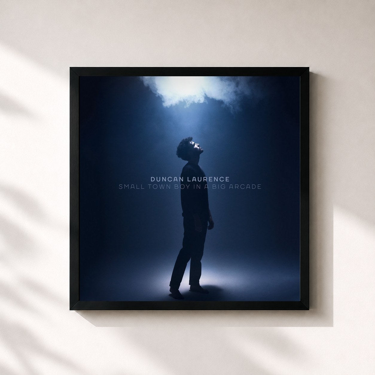#noir Tableau carré de l'album Small Town Boy In A Big Arcade de Duncan Laurence, cadre noir 32x32 cm