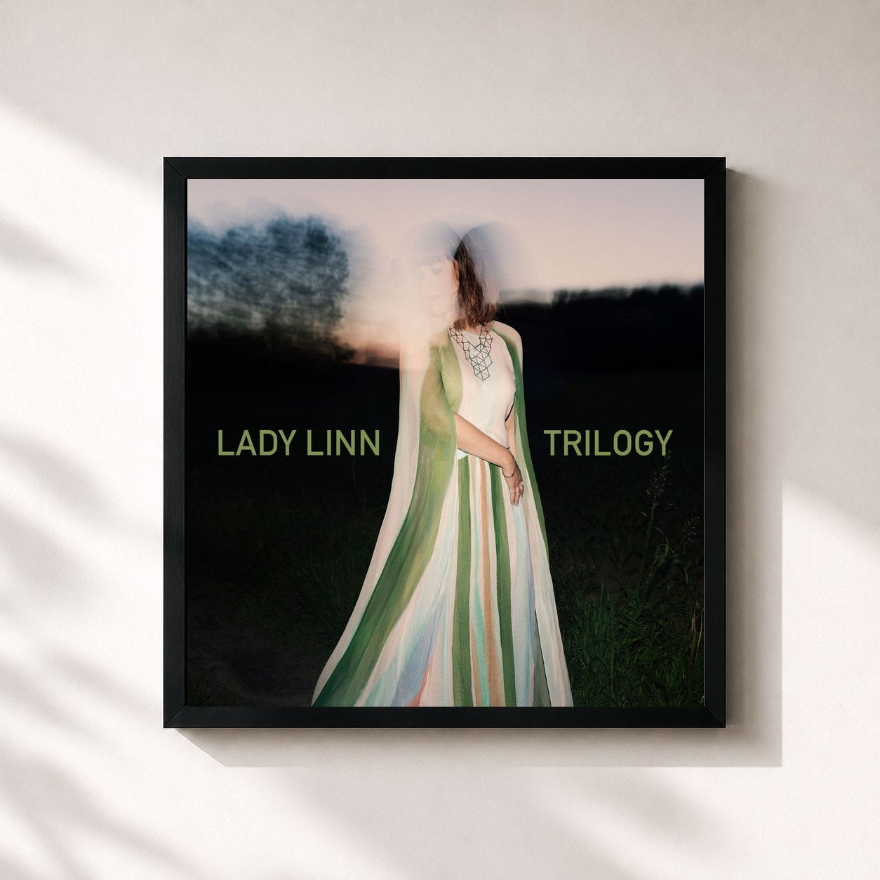 #noir Tableau carré de l'album Trilogy de Lady Linn, cadre noir 32x32 cm