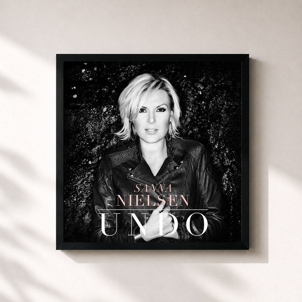 #noir Tableau carré de l'album Undo de Sanna Nielsen, cadre noir 32x32 cm