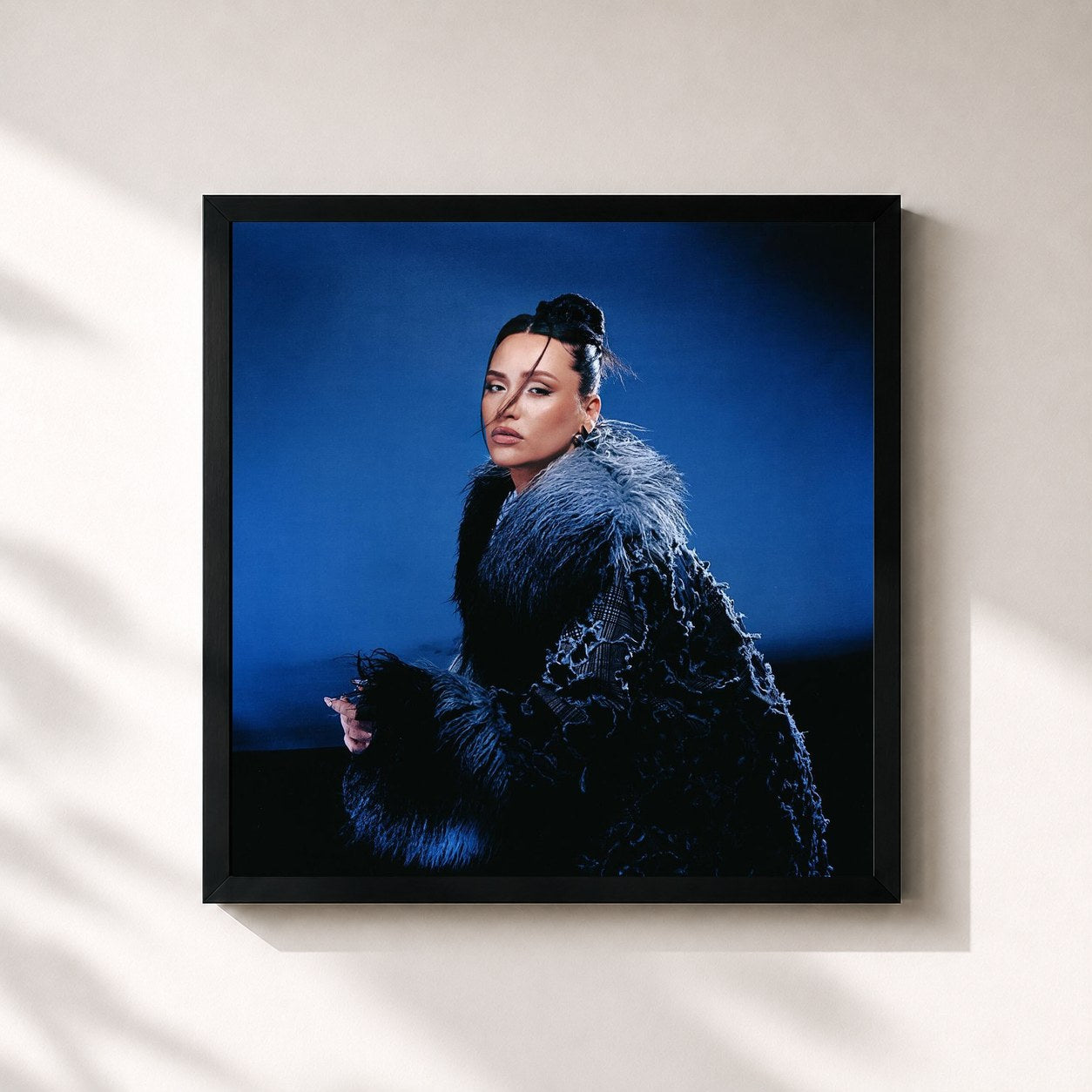 #noir Tableau carré de l'album Kaelis de Lía Kali, cadre noir 32x32 cm