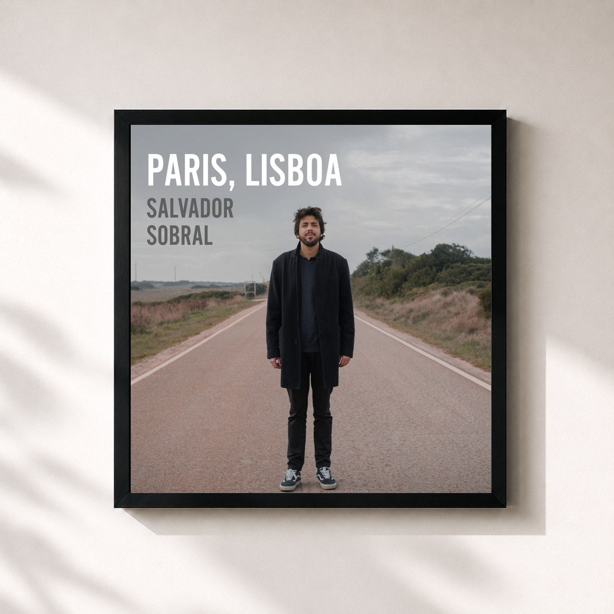 #noir Tableau carré de l'album Paris, Lisboa de Salvador Sobral, cadre noir 32x32 cm