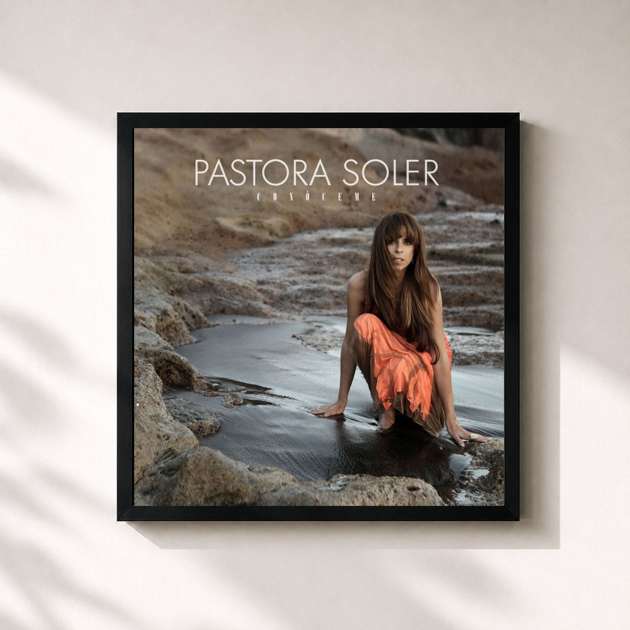 #noir Tableau carré de l'album Conóceme de Pastora Soler, cadre noir 32x32 cm