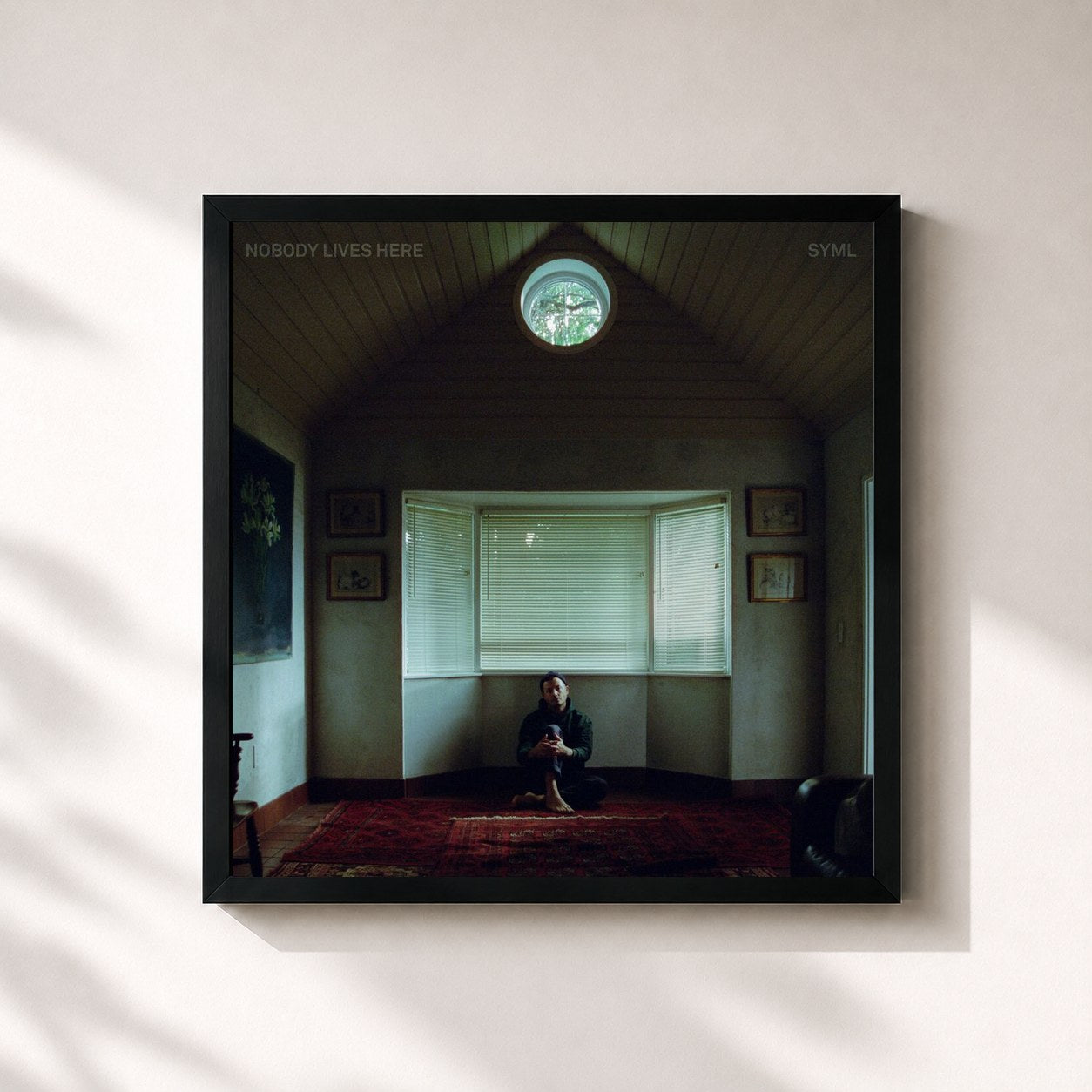 #noir Tableau carré de l'album Nobody Lives Here de SYML, cadre noir 32x32 cm