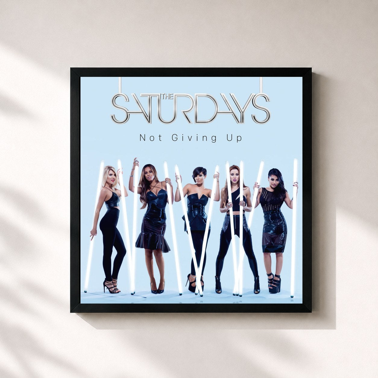 #noir Tableau carré de l'album Not Giving Up de The Saturdays, cadre noir 32x32 cm