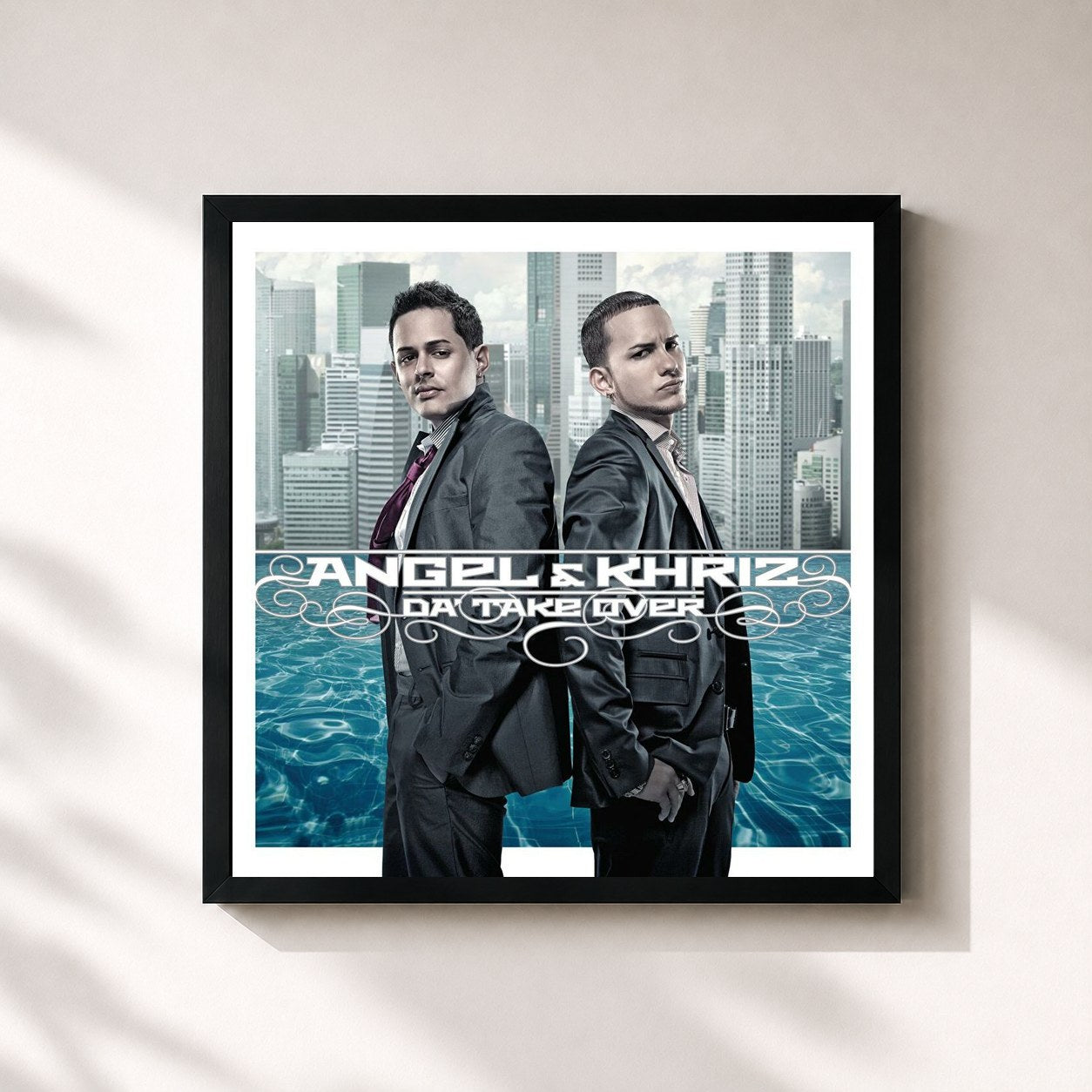 #noir Tableau carré de l'album Da' Take Over de Angel y Khriz, cadre noir 32x32 cm