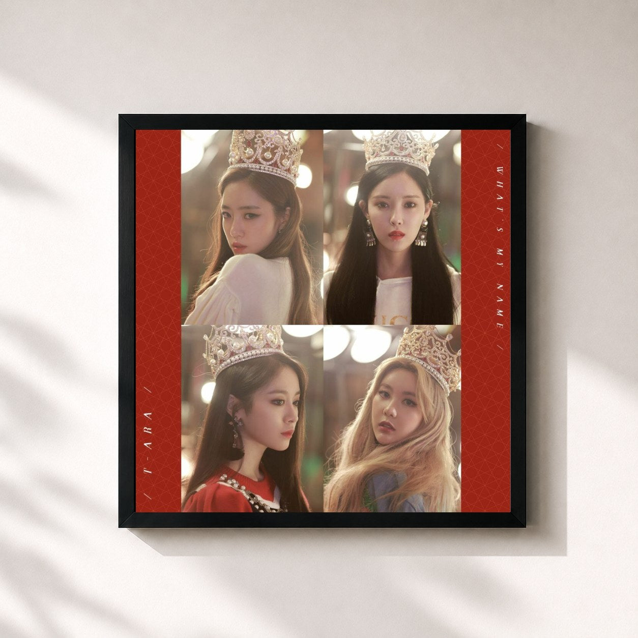 #noir Tableau carré de l'album What's my name? de T-ara, cadre noir 32x32 cm