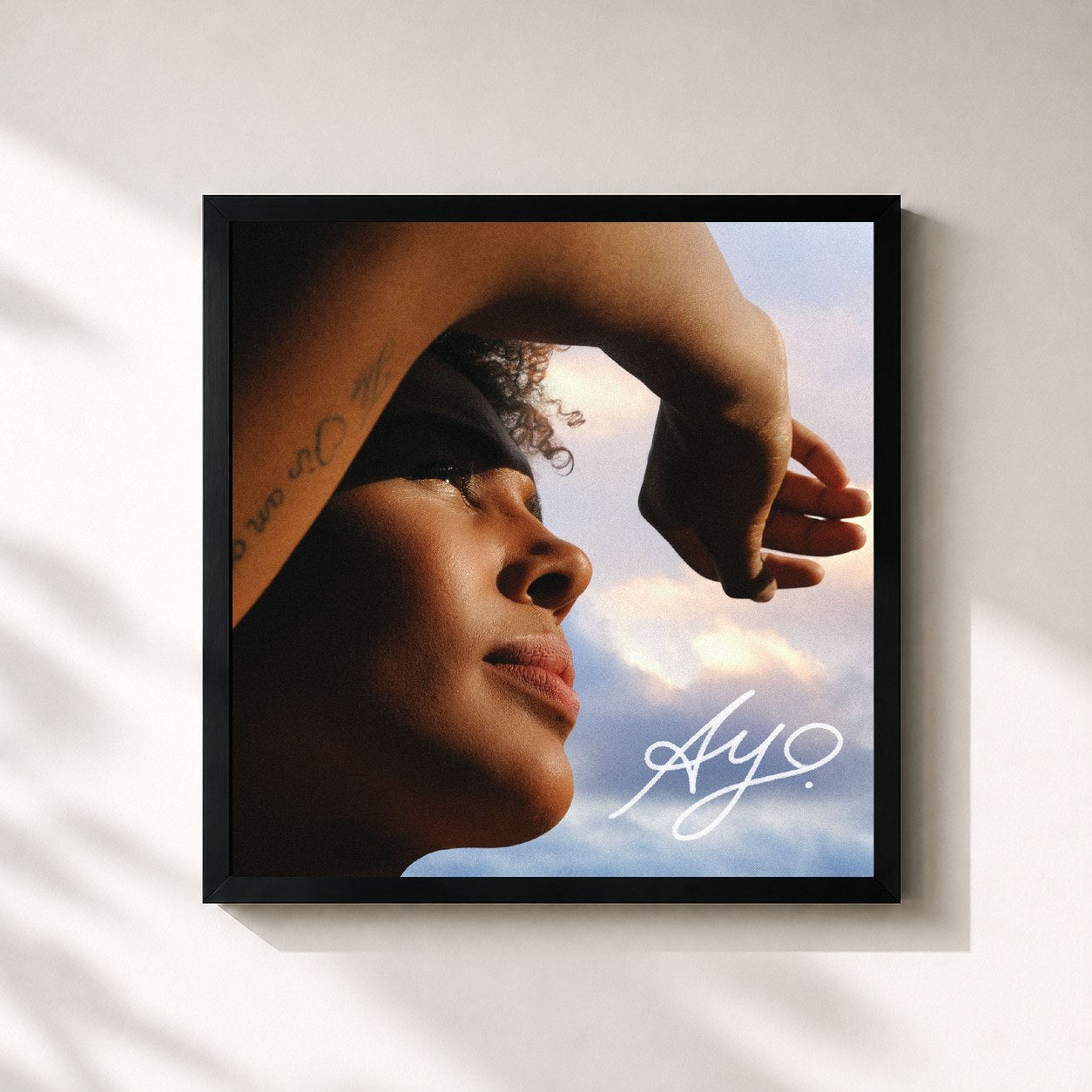 #noir Tableau carré de l'album Ticket To The World de Ayo, cadre noir 32x32 cm