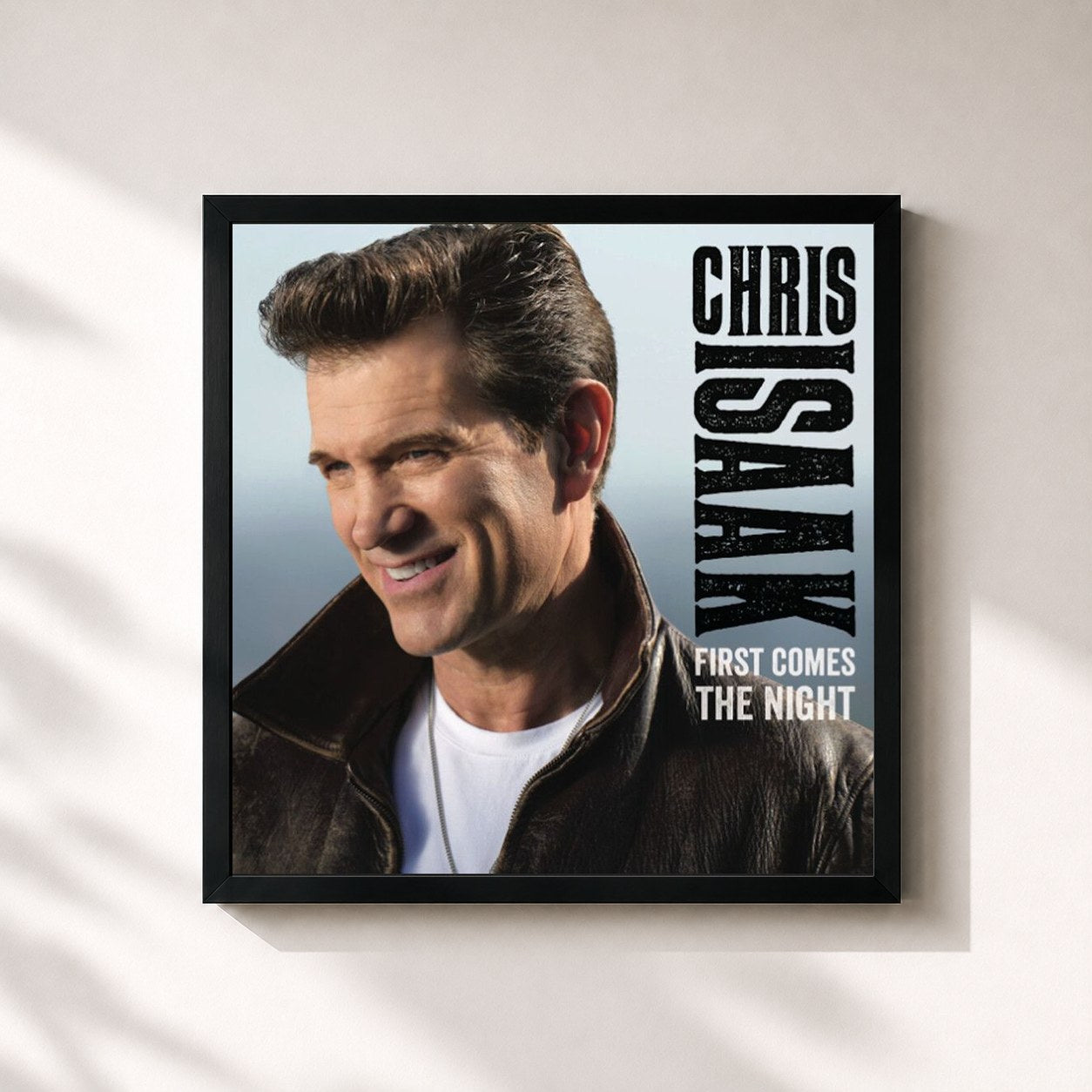 #noir Tableau carré de l'album First Comes The Night (Deluxe) de Chris Isaak, cadre noir 32x32 cm