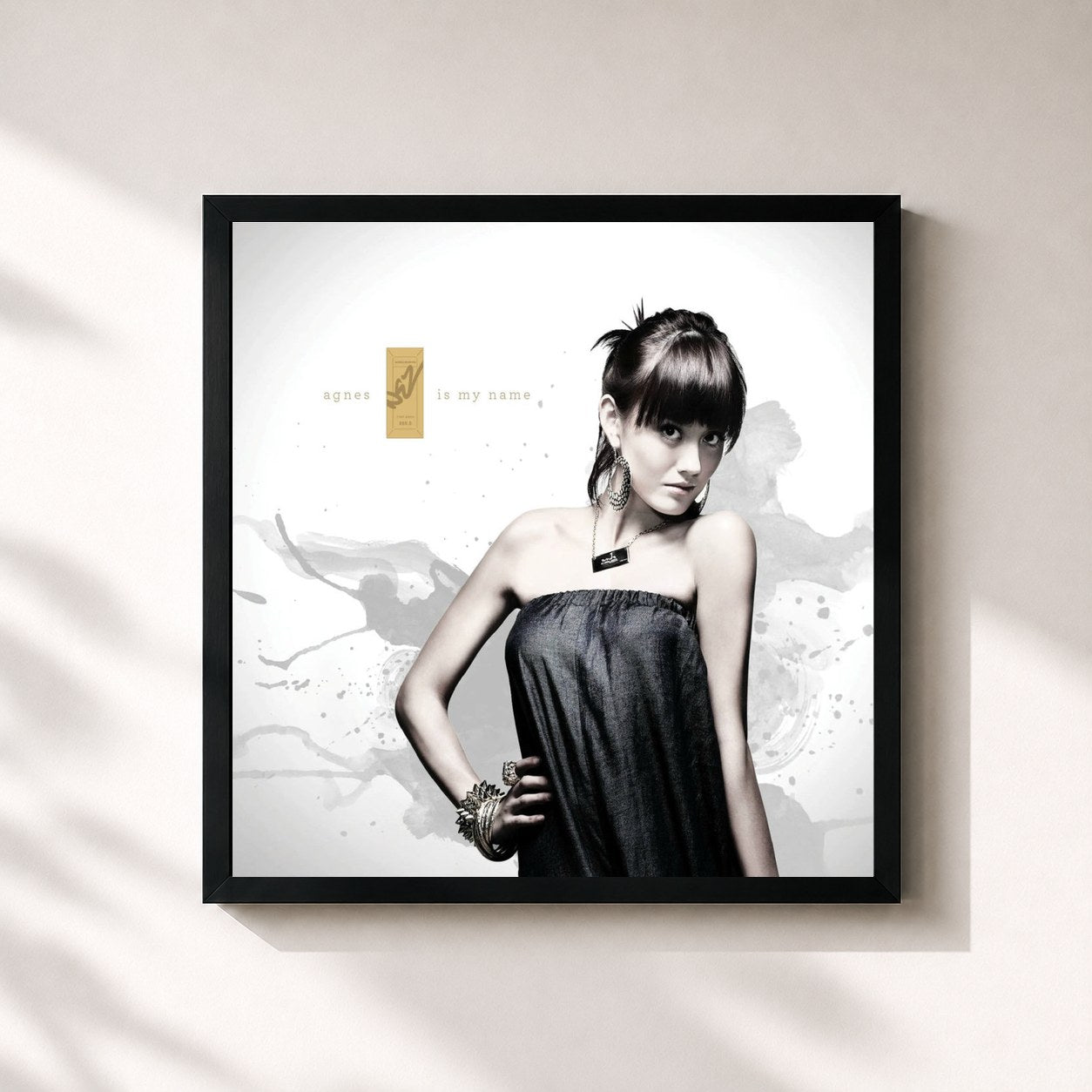 #noir Tableau carré de l'album Agnes Is My Name de Agnes Monica, cadre noir 32x32 cm