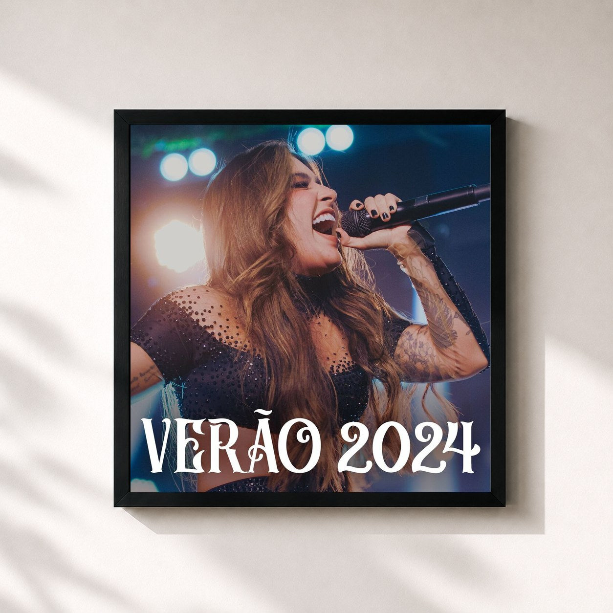 #noir Tableau carré de l'album Verão 2024 de Lauana Prado, cadre noir 32x32 cm
