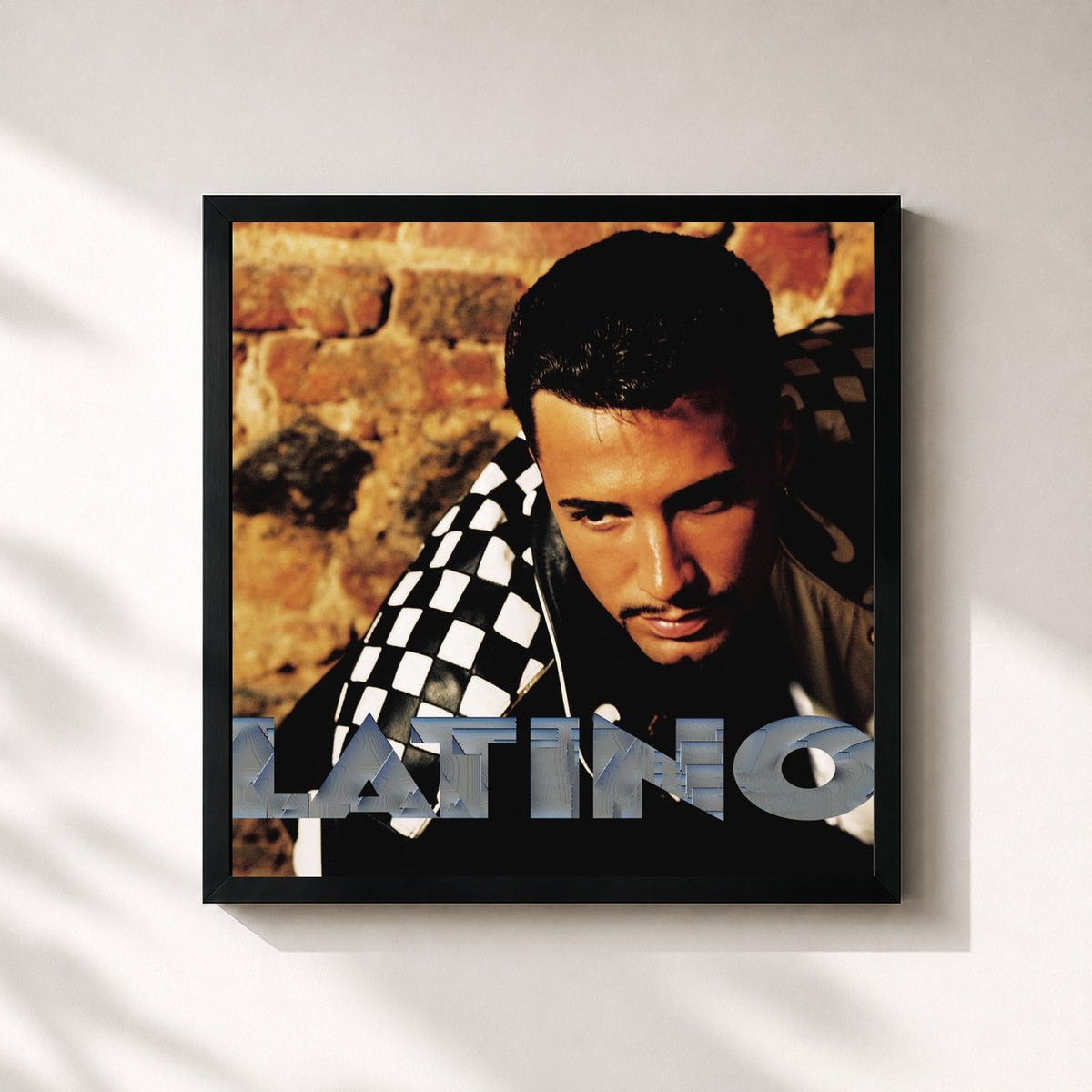 #noir Tableau carré de l'album Sou Eu de Latino, cadre noir 32x32 cm