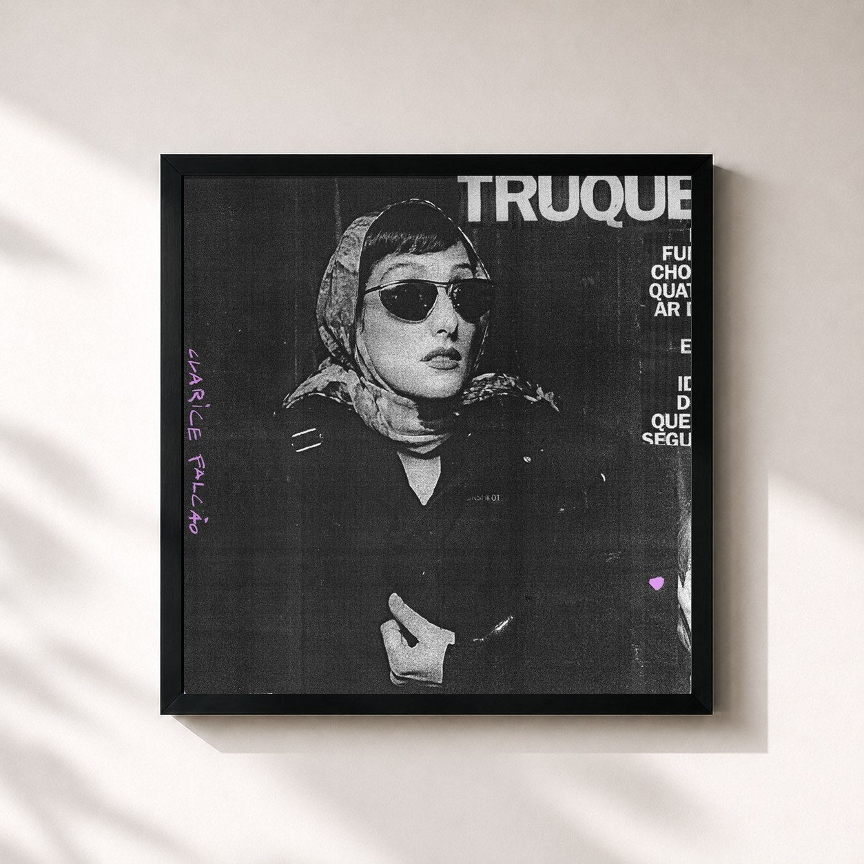 #noir Tableau carré de l'album Truque de Clarice Falcão, cadre noir 32x32 cm