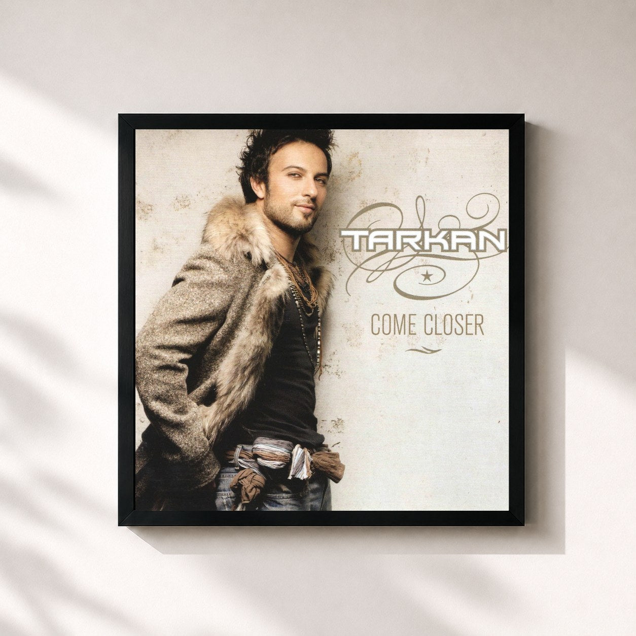 #noir Tableau carré de l'album Come Closer de Tarkan, cadre noir 32x32 cm