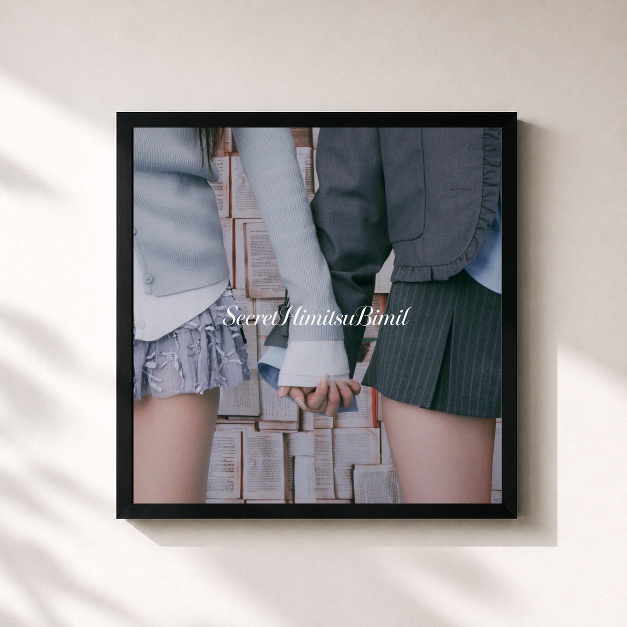 #noir Tableau carré de l'album tripleS hatch! <SecretHimitsuBimil> de tripleS, cadre noir 32x32 cm
