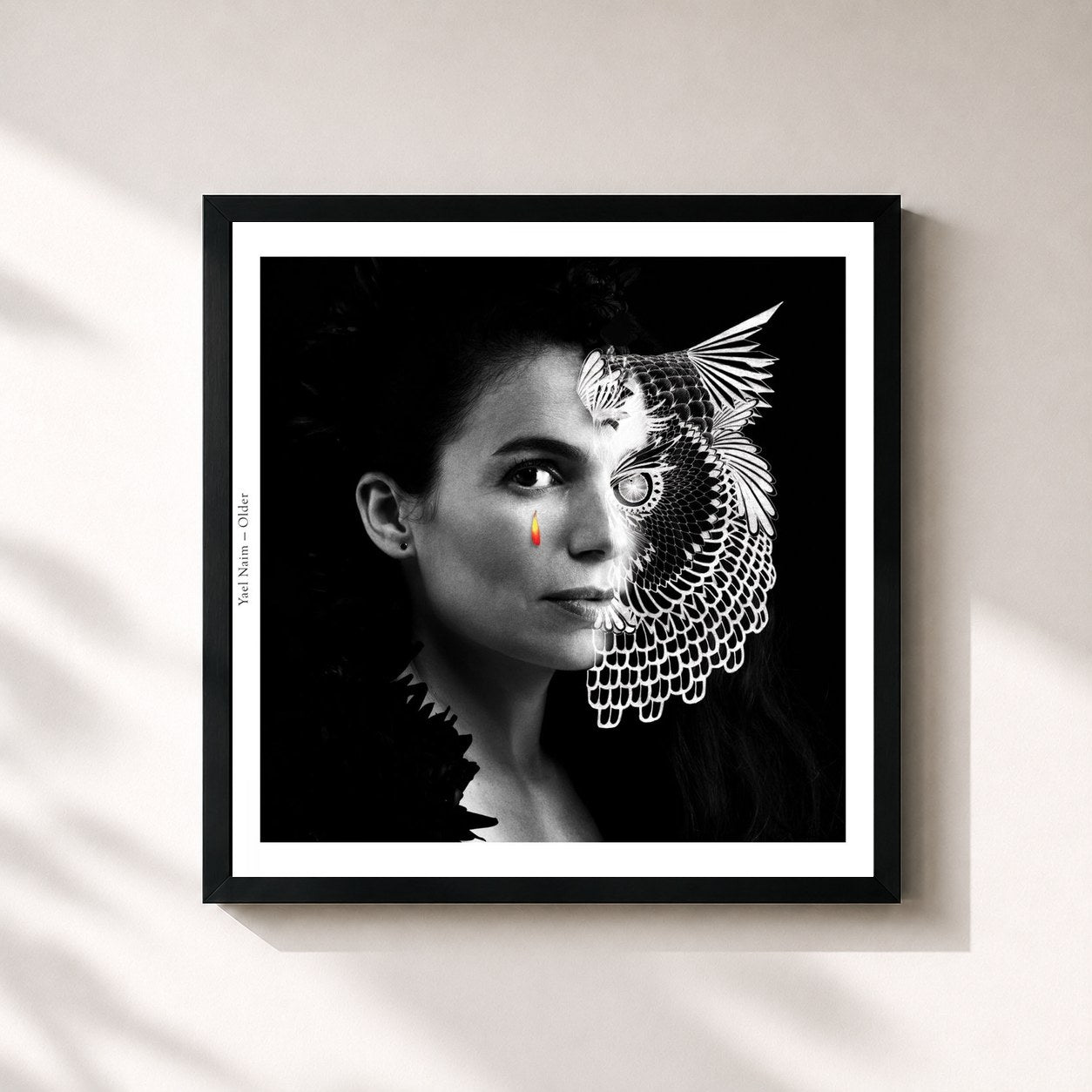 #noir Tableau carré de l'album Older de Yael Naim, cadre noir 32x32 cm
