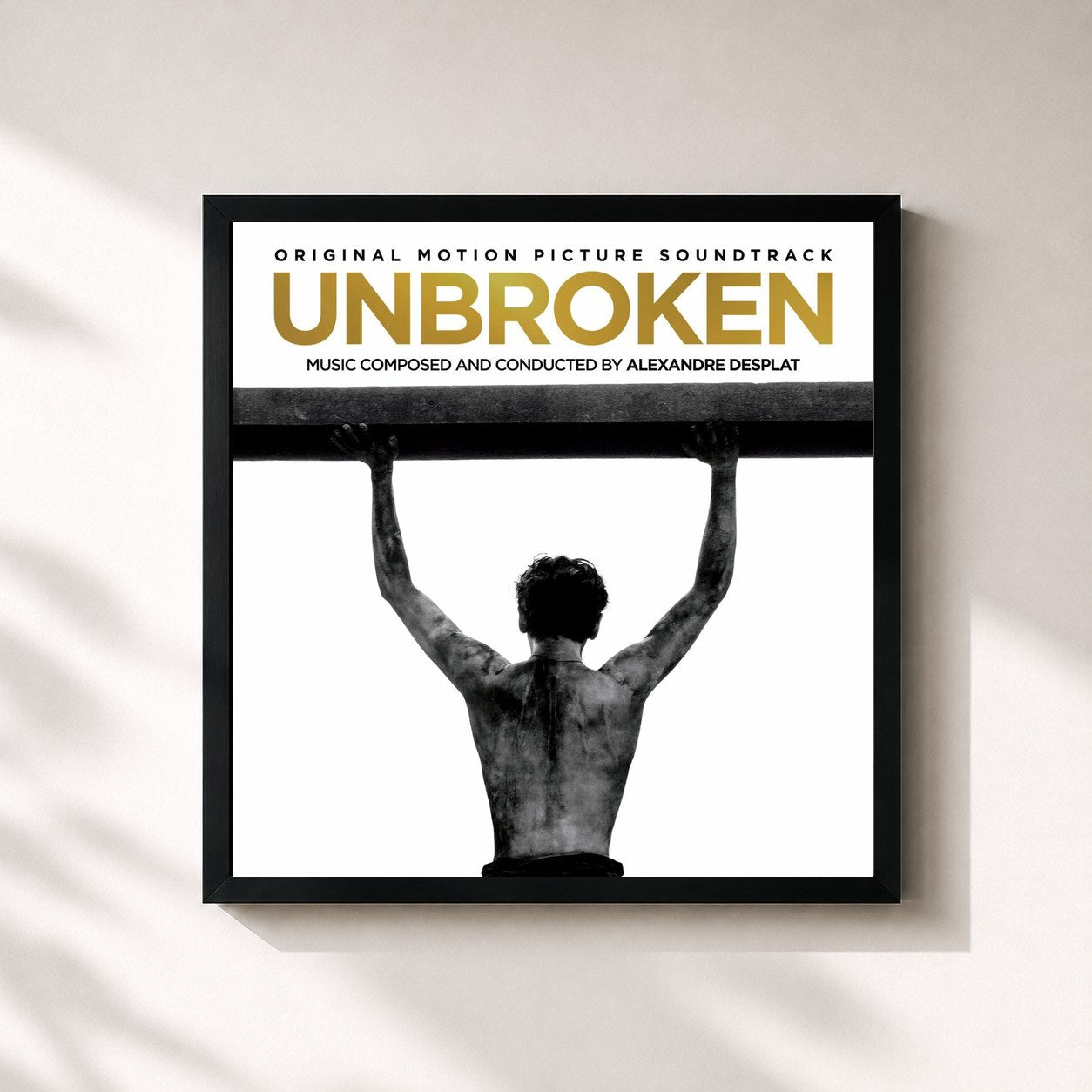 #noir Tableau carré de l'album Unbroken (Original Motion Picture Soundtrack) de Alexandre Desplat, cadre noir 32x32 cm