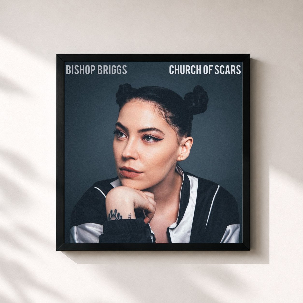 #noir Tableau carré de l'album Church Of Scars de Bishop Briggs, cadre noir 32x32 cm