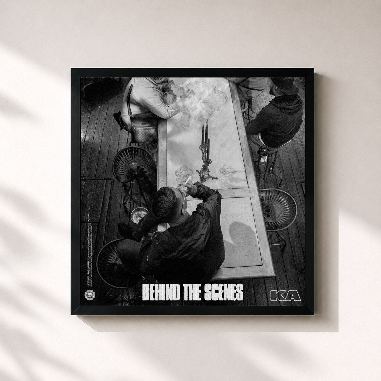 #noir Tableau carré de l'album Behind The Scenes de Ka, cadre noir 32x32 cm