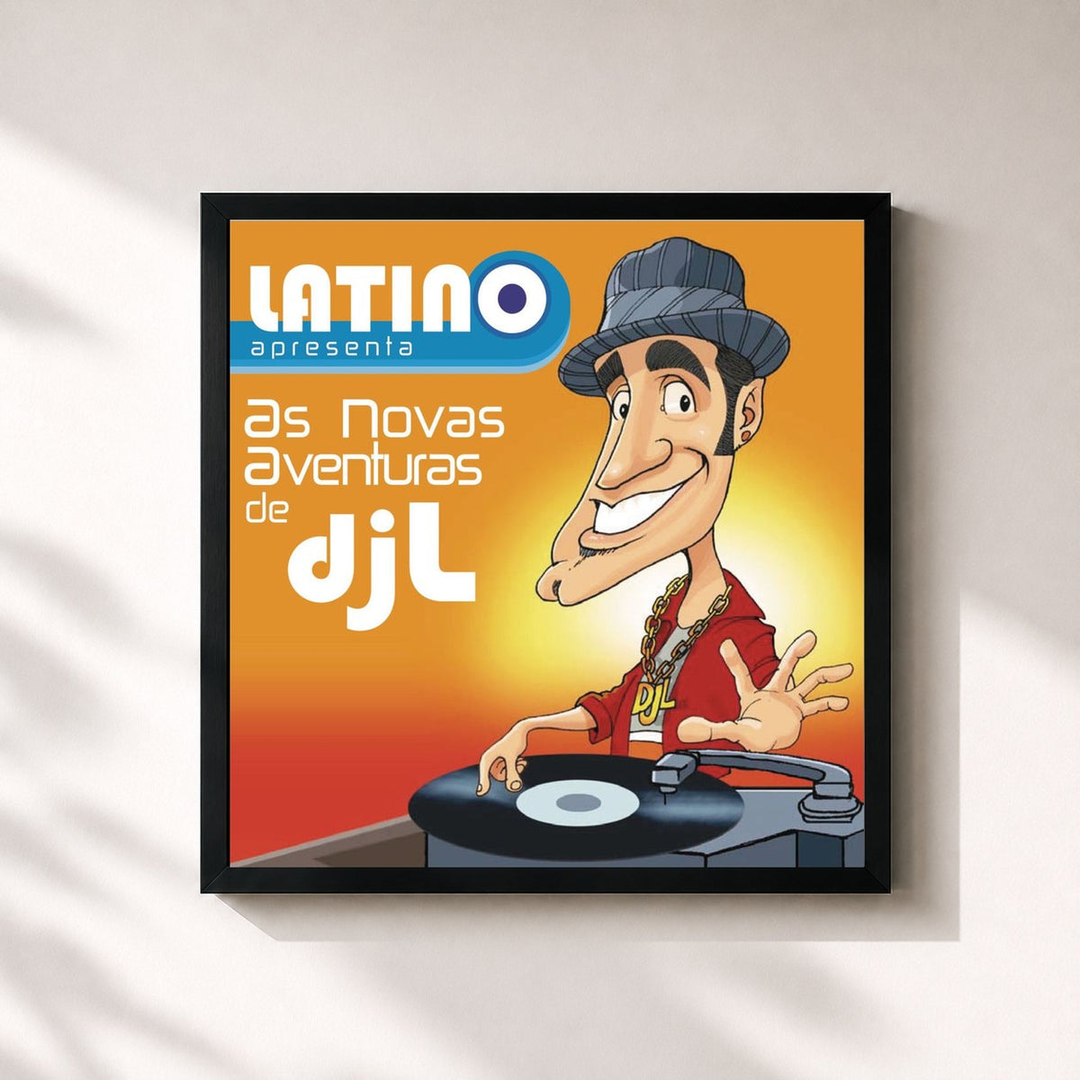 #noir Tableau carré de l'album Latino: As aventuras do DJ L de Latino, cadre noir 32x32 cm