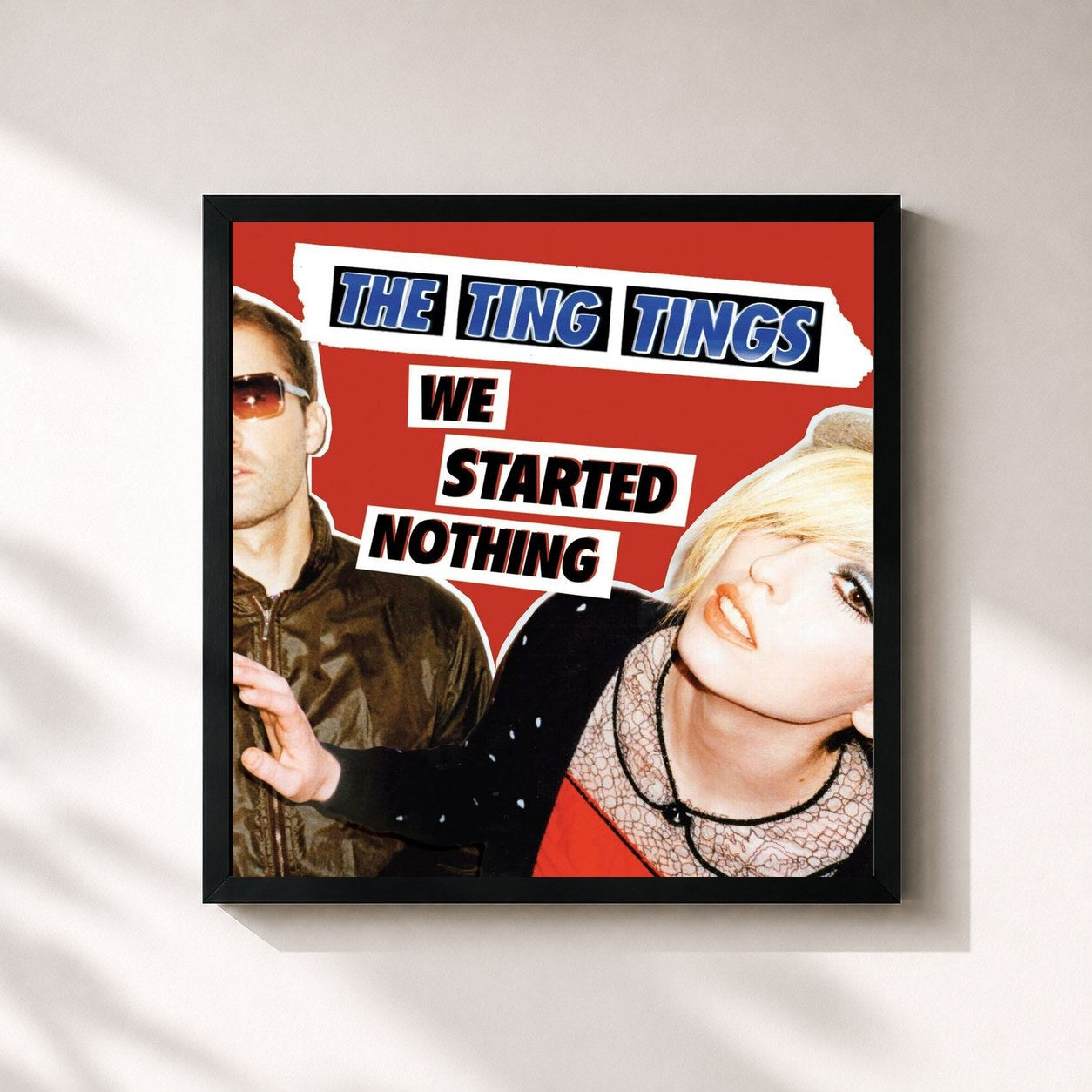 #noir Tableau carré de l'album We Started Nothing de The Ting Tings, cadre noir 32x32 cm
