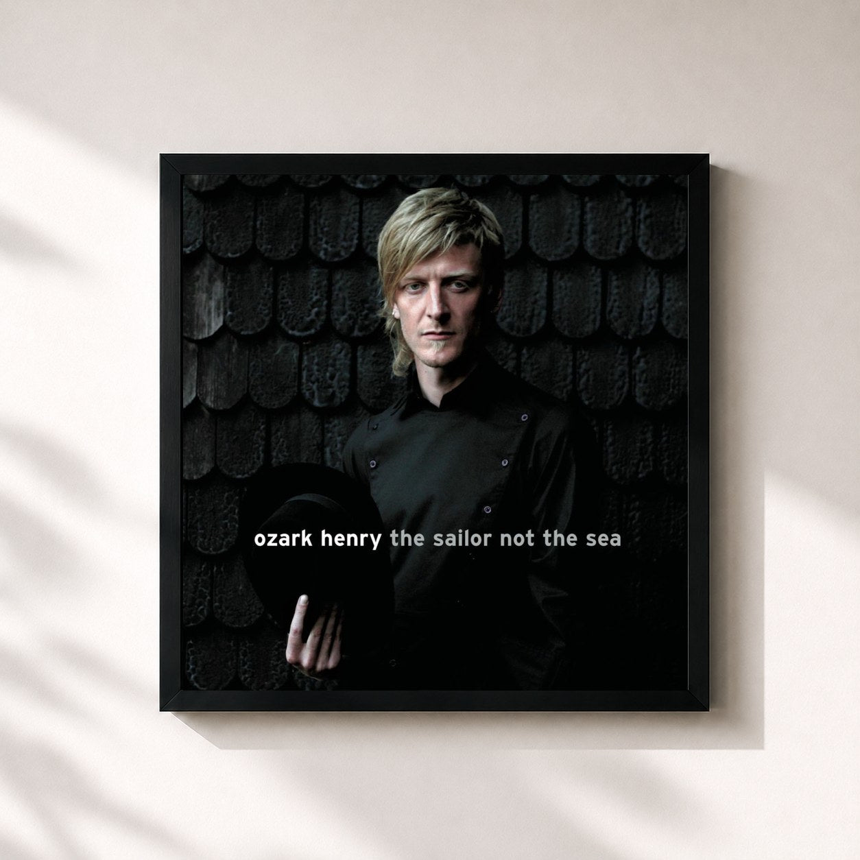 #noir Tableau carré de l'album The Sailor, Not The Sea de Ozark Henry, cadre noir 32x32 cm