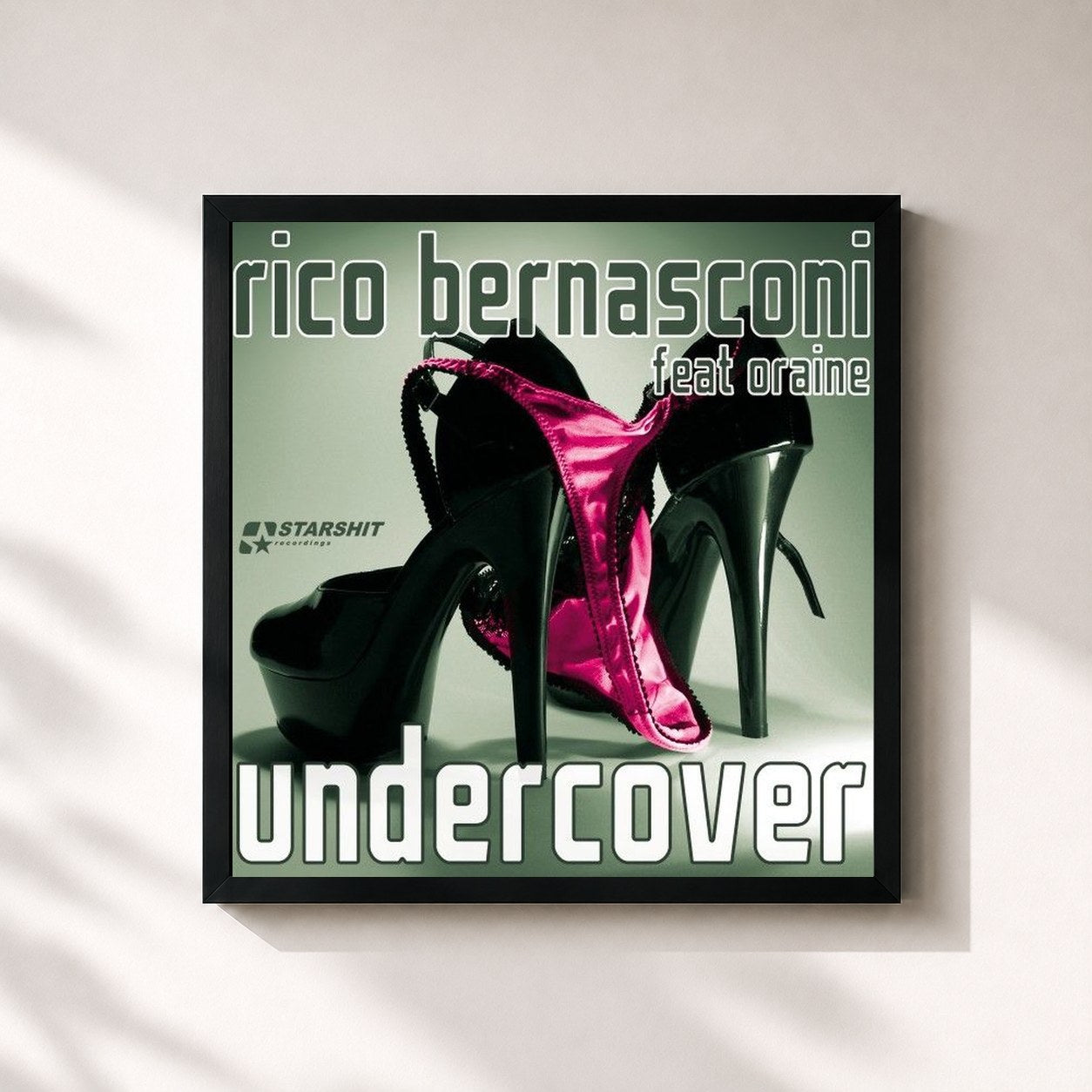 #noir Tableau carré de l'album Undercover de Rico Bernasconi, cadre noir 32x32 cm