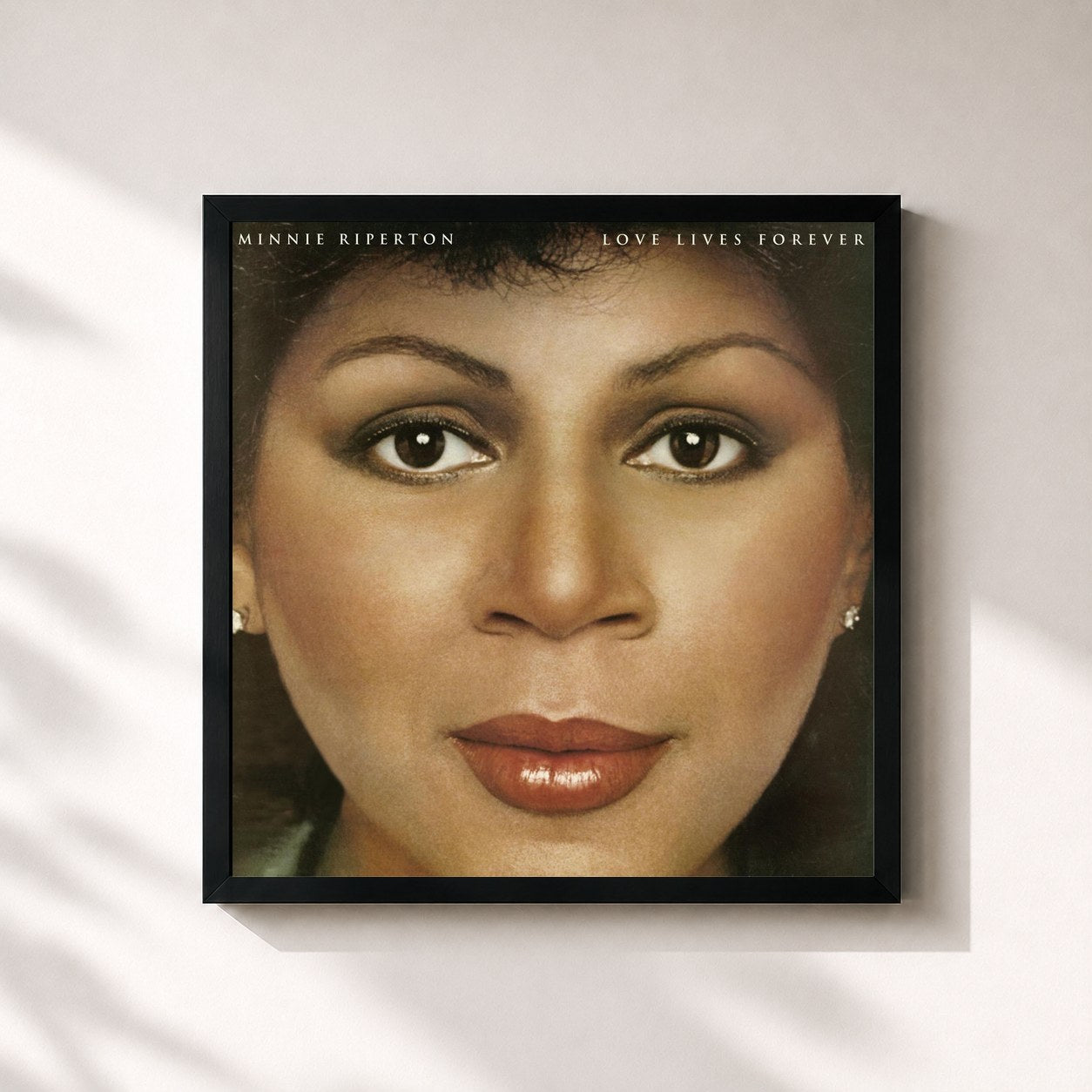 #noir Tableau carré de l'album Love Lives Forever de Minnie Riperton, cadre noir 32x32 cm
