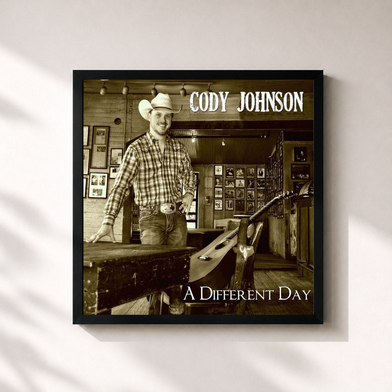 #noir Tableau carré de l'album A Different Day de Cody Johnson, cadre noir 32x32 cm