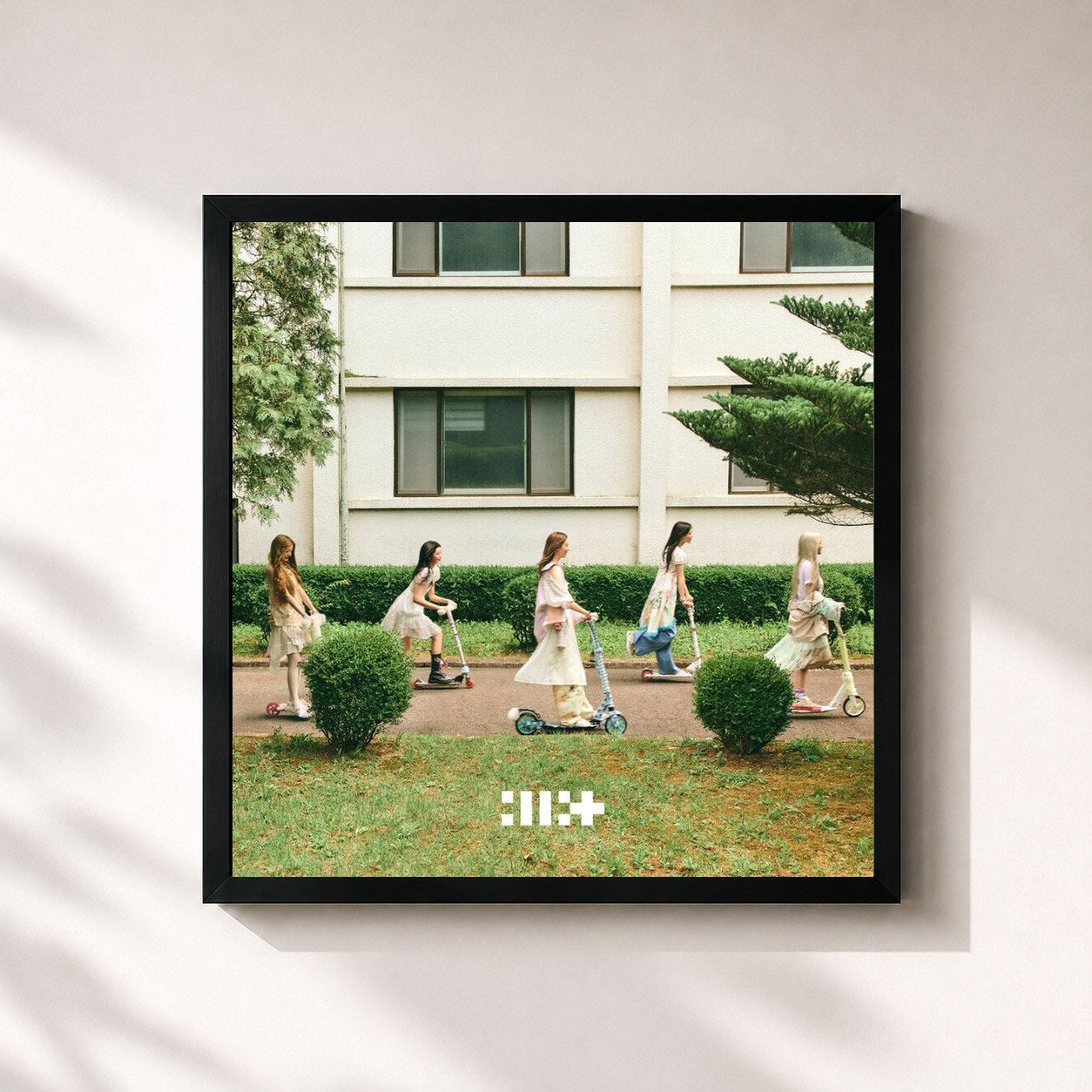 #noir Tableau carré de l'album I'LL LIKE YOU de ILLIT , cadre noir 32x32 cm