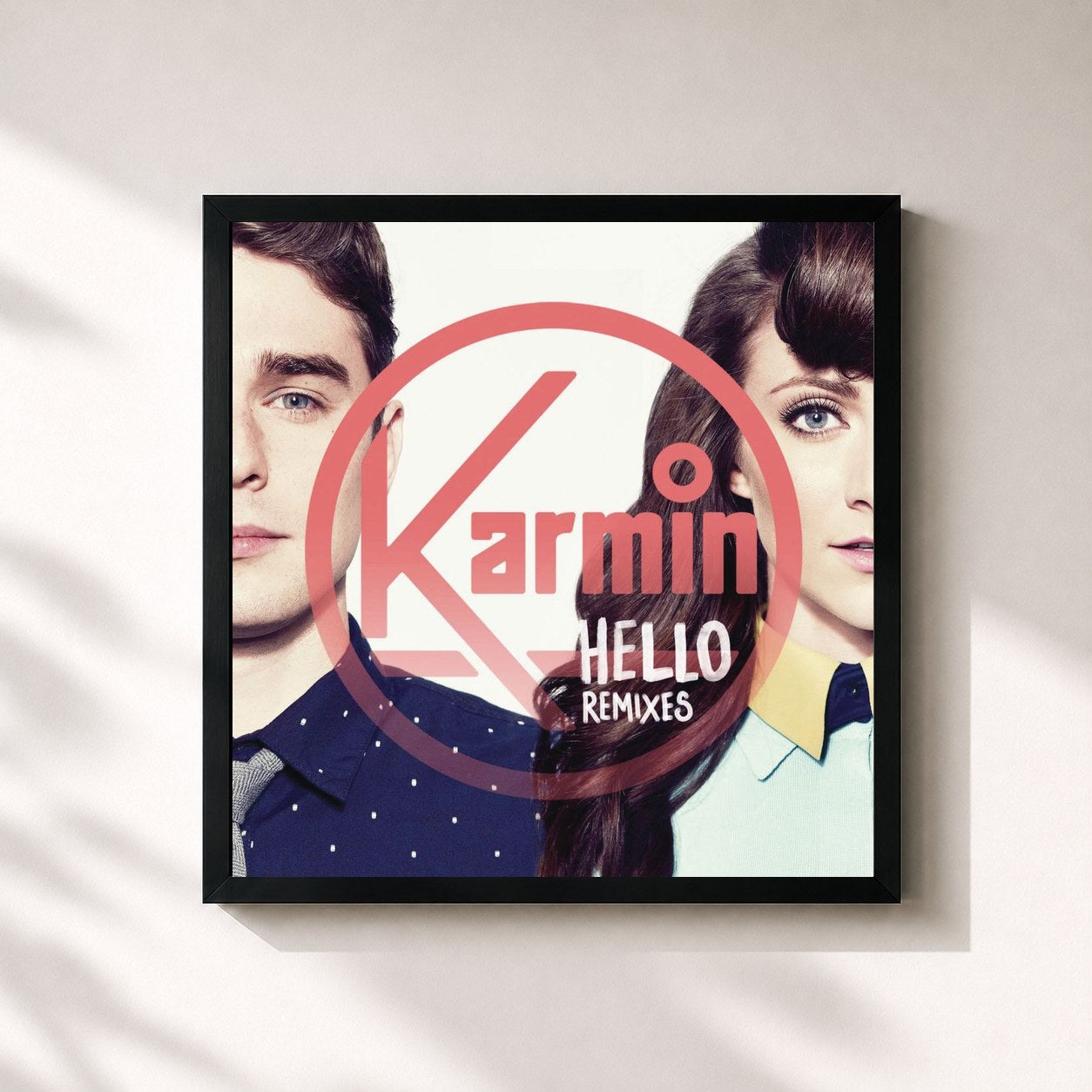#noir Tableau carré de l'album Hello - Remixes de Karmin, cadre noir 32x32 cm