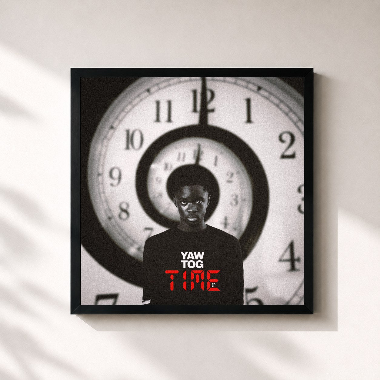 #noir Tableau carré de l'album TIME de Yaw Tog, cadre noir 32x32 cm