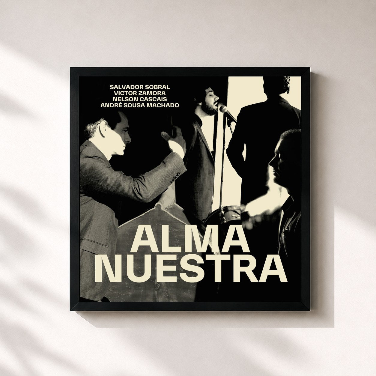 #noir Tableau carré de l'album Alma nuestra de Salvador Sobral, cadre noir 32x32 cm