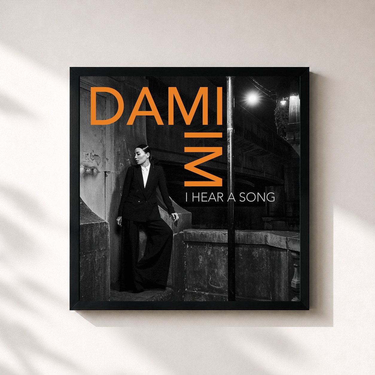 #noir Tableau carré de l'album I Hear a Song de Dami Im, cadre noir 32x32 cm